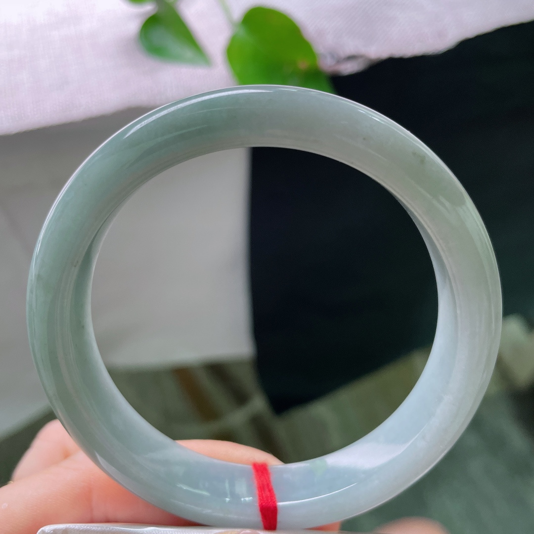 蓝底正圈，无裂，冰润蓝水正装平安镯，通体匀净灰蓝调，玉质细腻水润，镯型厚实端正，上手沉稳雅致。ss52149a