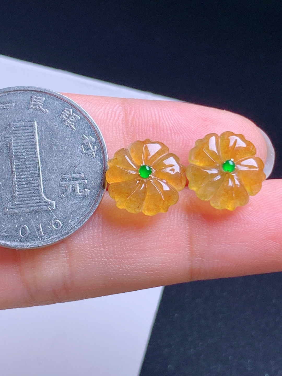 黄翡小花耳钉，冰润金黄，艳绿点缀，清新雅致