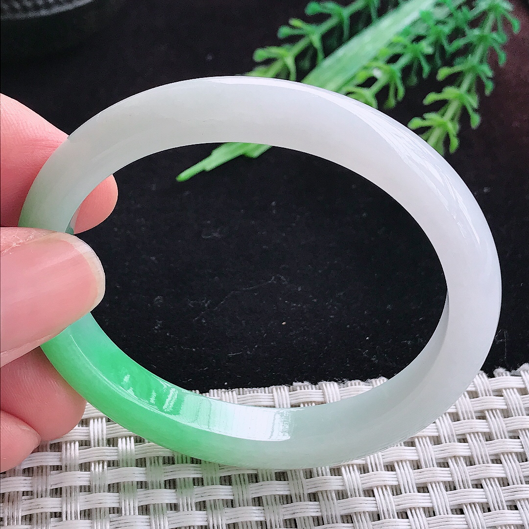 实拍A货翡翠53.5/46/9.4/7.2老坑冰润飘阳绿贵妃手镯平安镯百搭