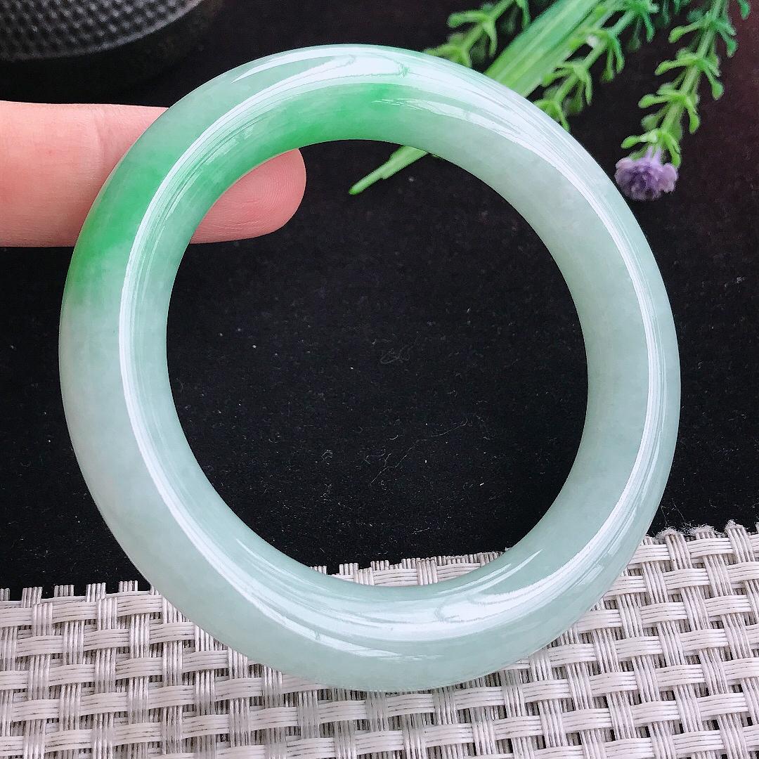 实拍A货翡翠55.8/11.5/11.7老坑冰润起胶飘阳绿圆条手镯平安镯百搭