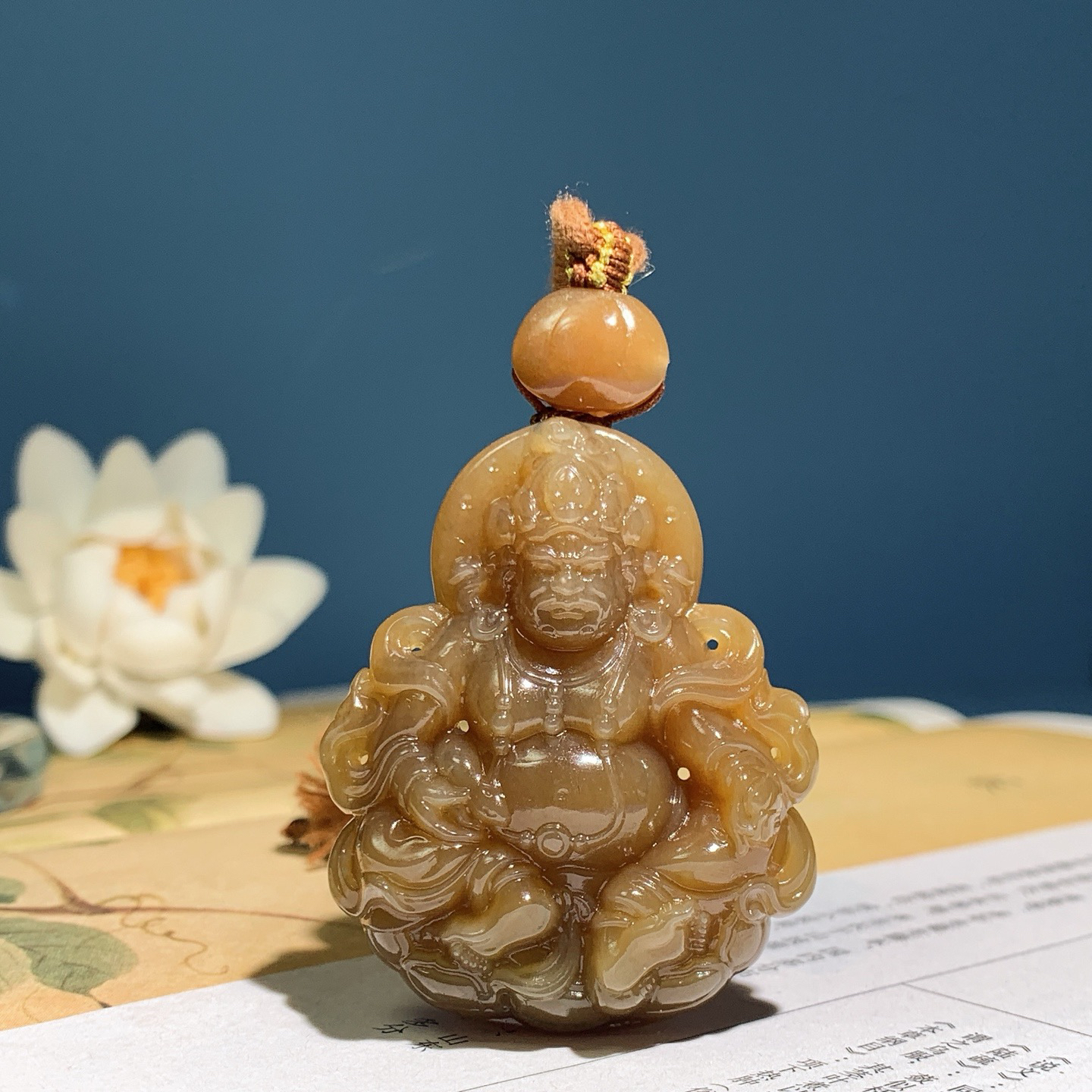 新疆和田玉且末糖黄财神挂件。尺寸49/40/14重37克 玉质细腻油润。手推出油。佩戴高端典雅。lt