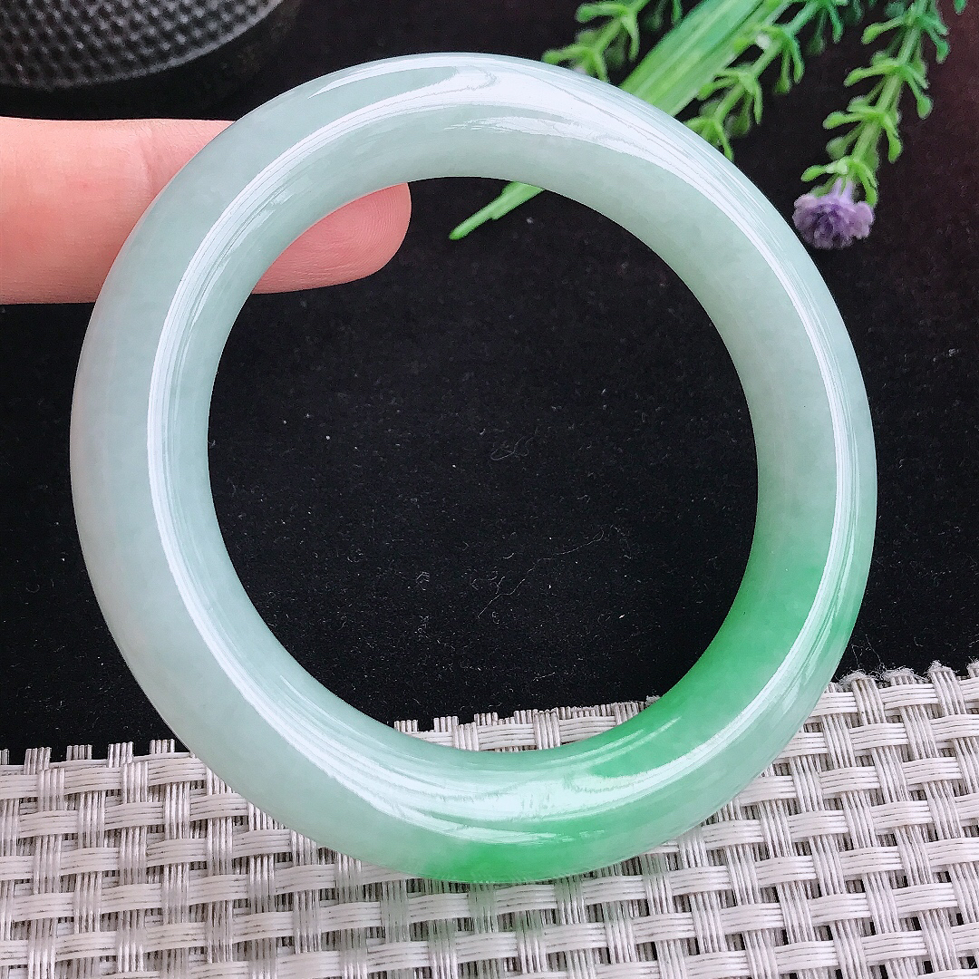实拍A货翡翠55.8/11.5/11.7老坑冰润起胶飘阳绿圆条手镯平安镯百搭