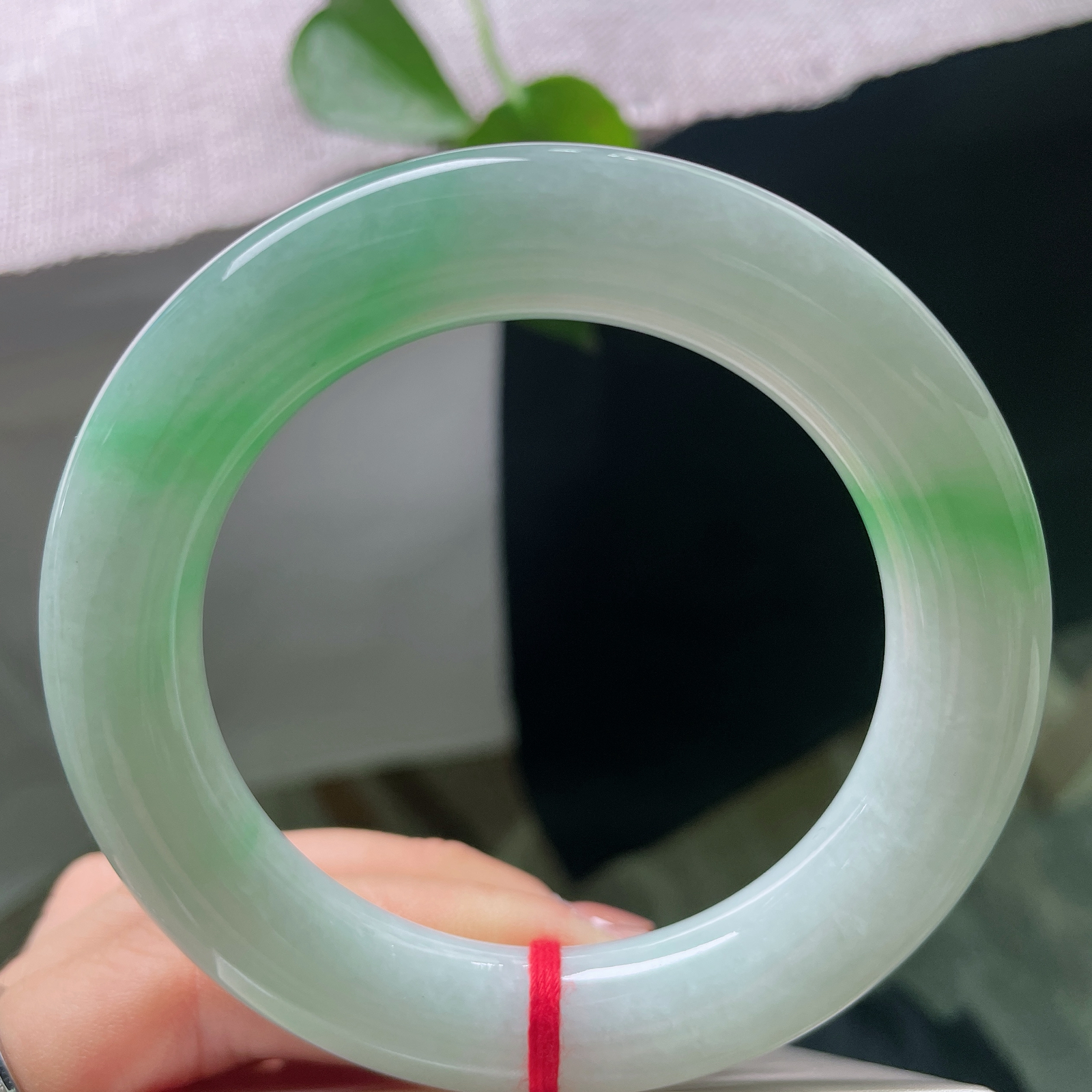 #限时特惠#56/12.1，飘绿圆条，一点皮纹，翠色错落分布，种水温润，复古器型，佩戴衬得手腕柔和雅
