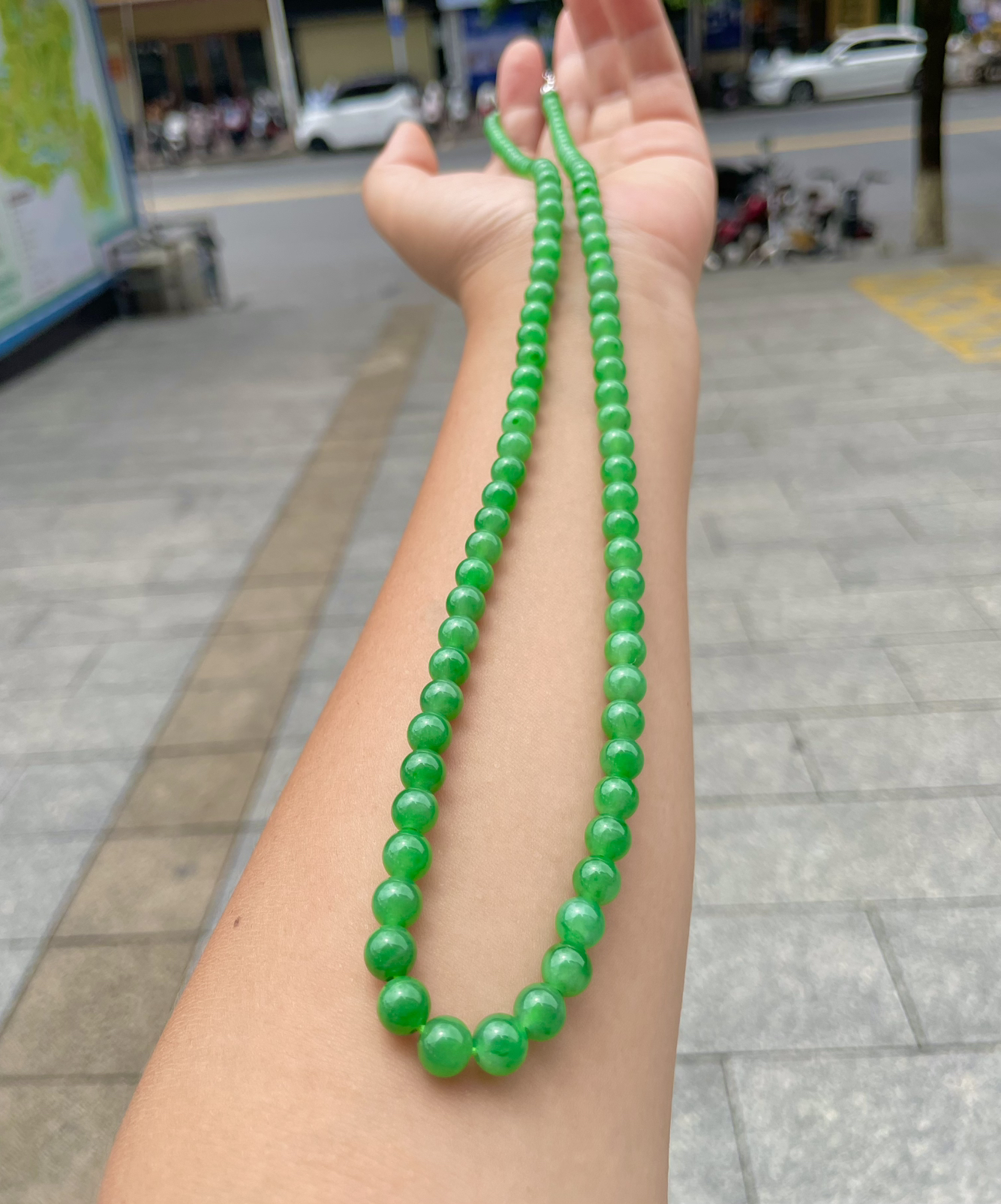 【冰种满绿圆珠珠链】冰感十足，通透闪亮，颜色很艳丽，收藏品质，推荐入手。尺寸6.2-7.1