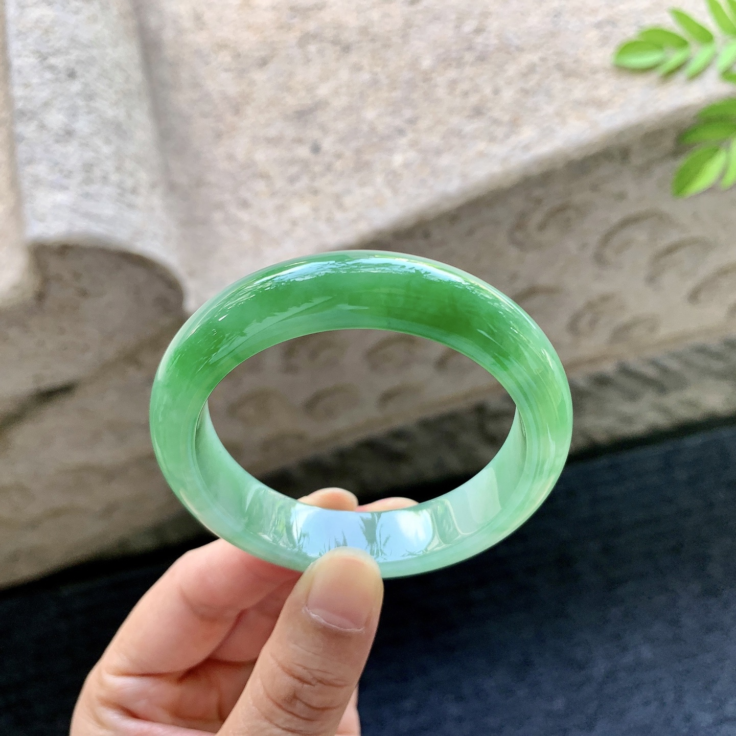 正圈50 51，圈口51.3/12.4/8，编码A1072972，描述辣绿，水润，种老，细腻，无裂。