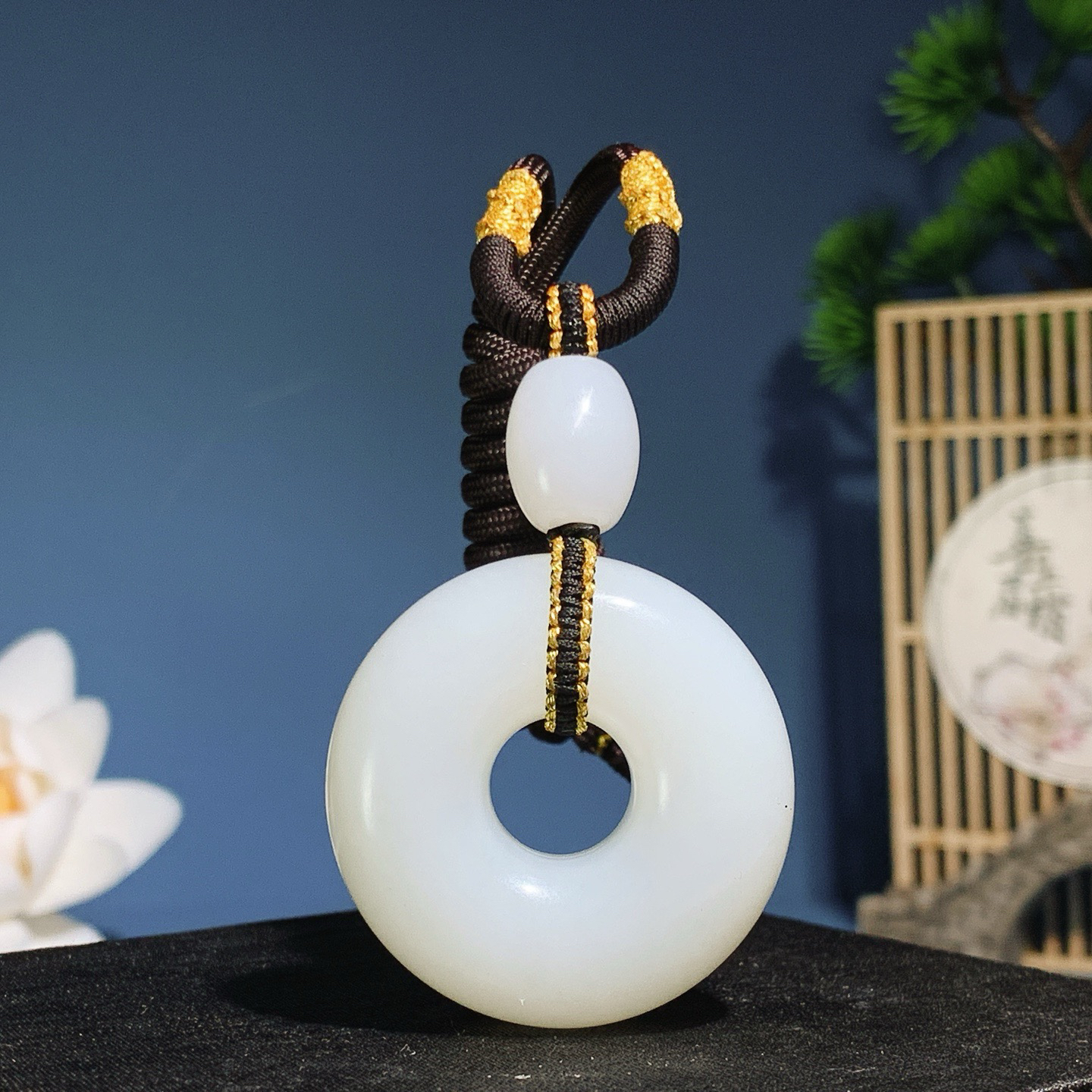 新疆和田玉羊脂白玉平安环挂件。尺寸35/13！玉质细腻油润。手推出油。佩戴高端典雅。lt260807