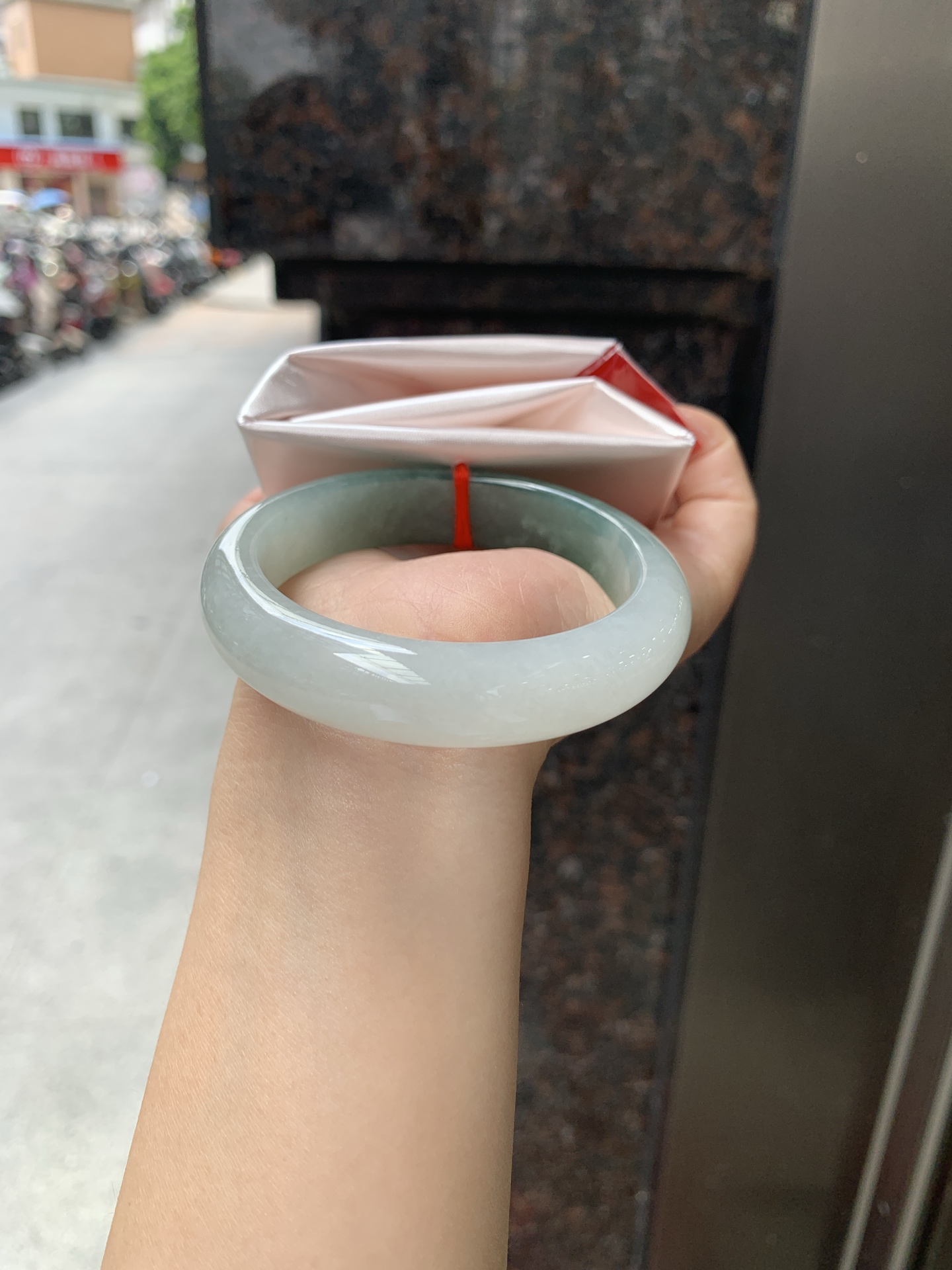 半山水正圈，54.5-13.5-8.2，0806-H277-71，无裂，底妆冰润细腻，半山半水天然意境，上手不挑皮，自带清冷感，低调不张扬，越看越有味道