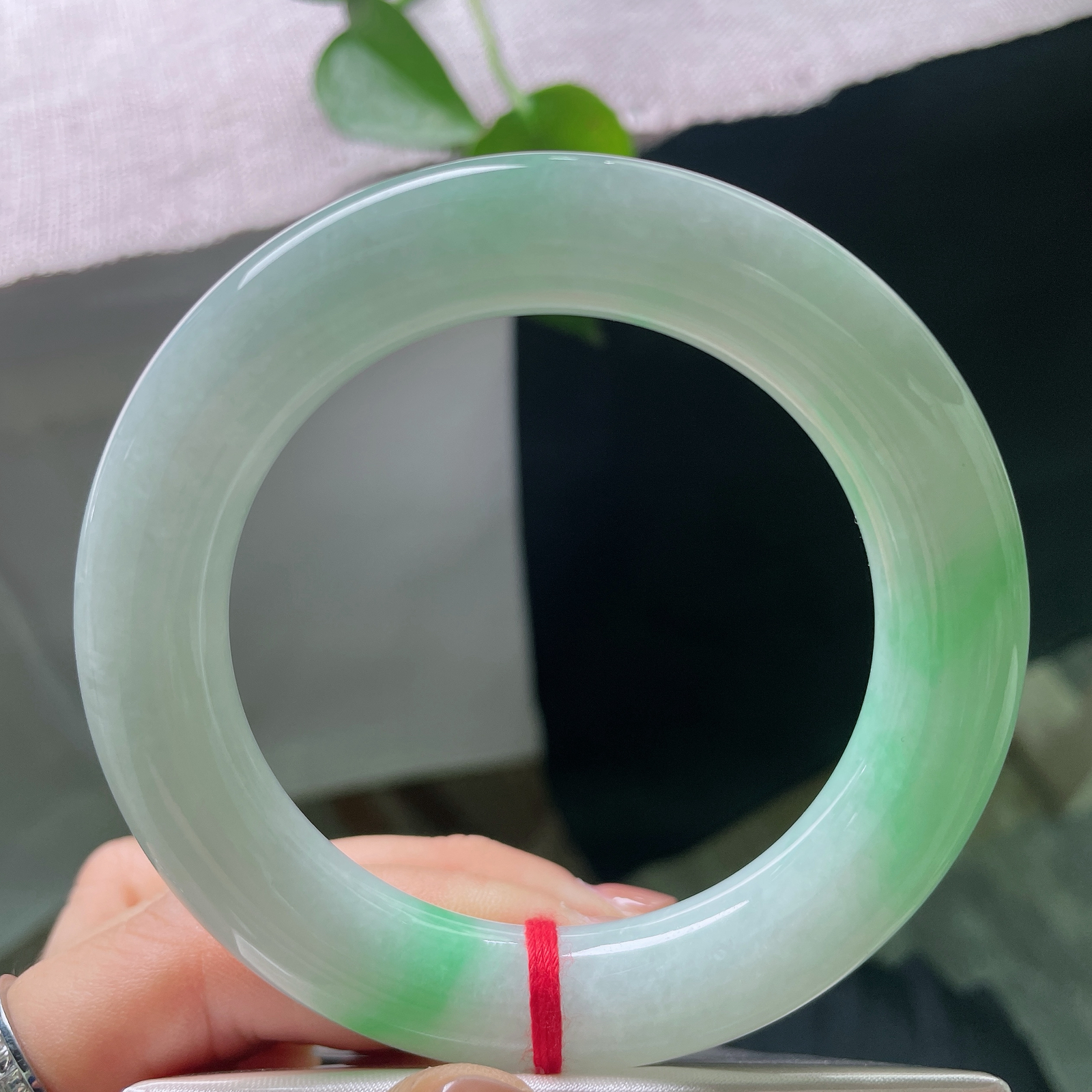 #限时特惠#56/12.1，飘绿圆条，一点皮纹，翠色错落分布，种水温润，复古器型，佩戴衬得手腕柔和雅