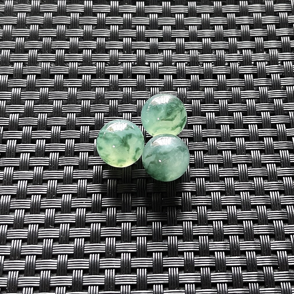缅甸天然翡翠A货，卡13冰种飘花圆珠单珠一颗，多样性发其一，尺寸：13mm/1颗，重量：约3.95g