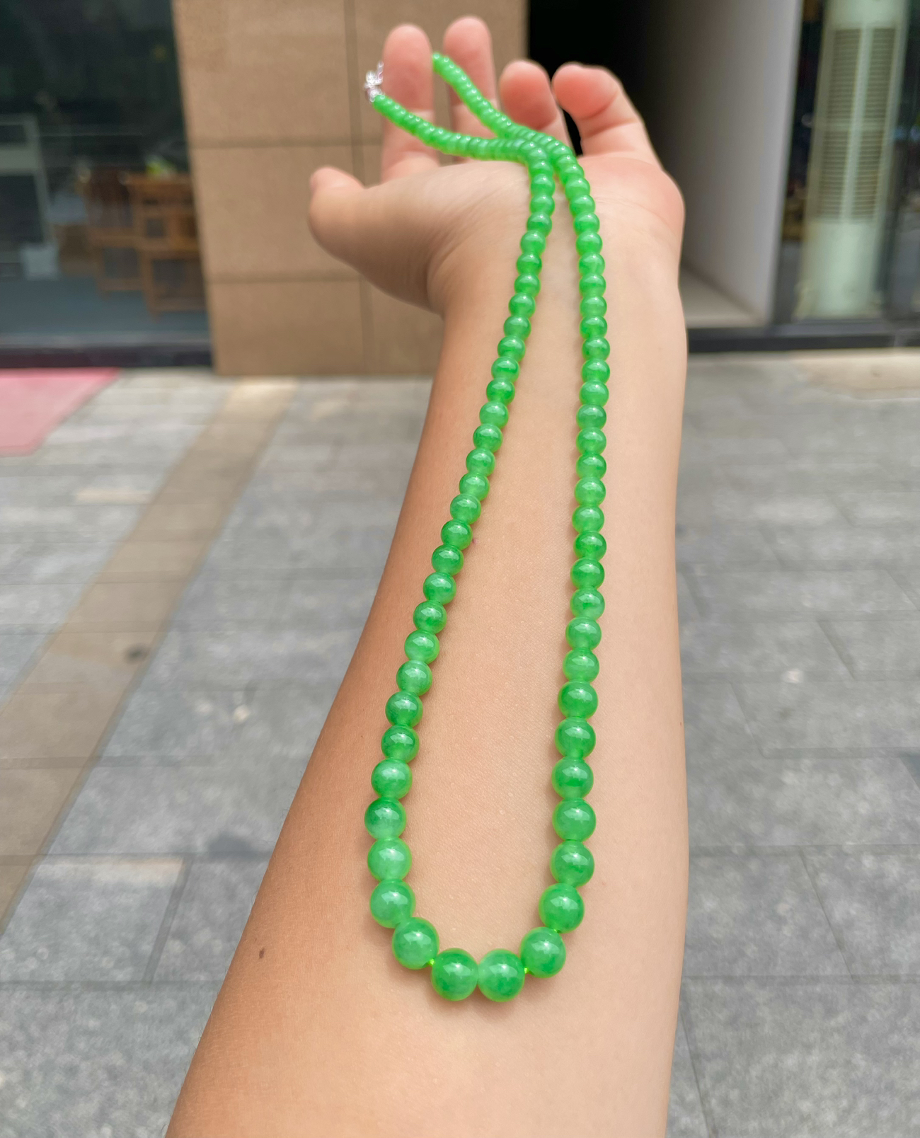 【冰种满绿圆珠珠链】冰感十足，通透闪亮，颜色很艳丽，收藏品质，推荐入手。尺寸5.2-7