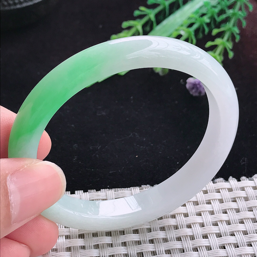实拍A货翡翠53.5/46/9.4/7.2老坑冰润飘阳绿贵妃手镯平安镯百搭