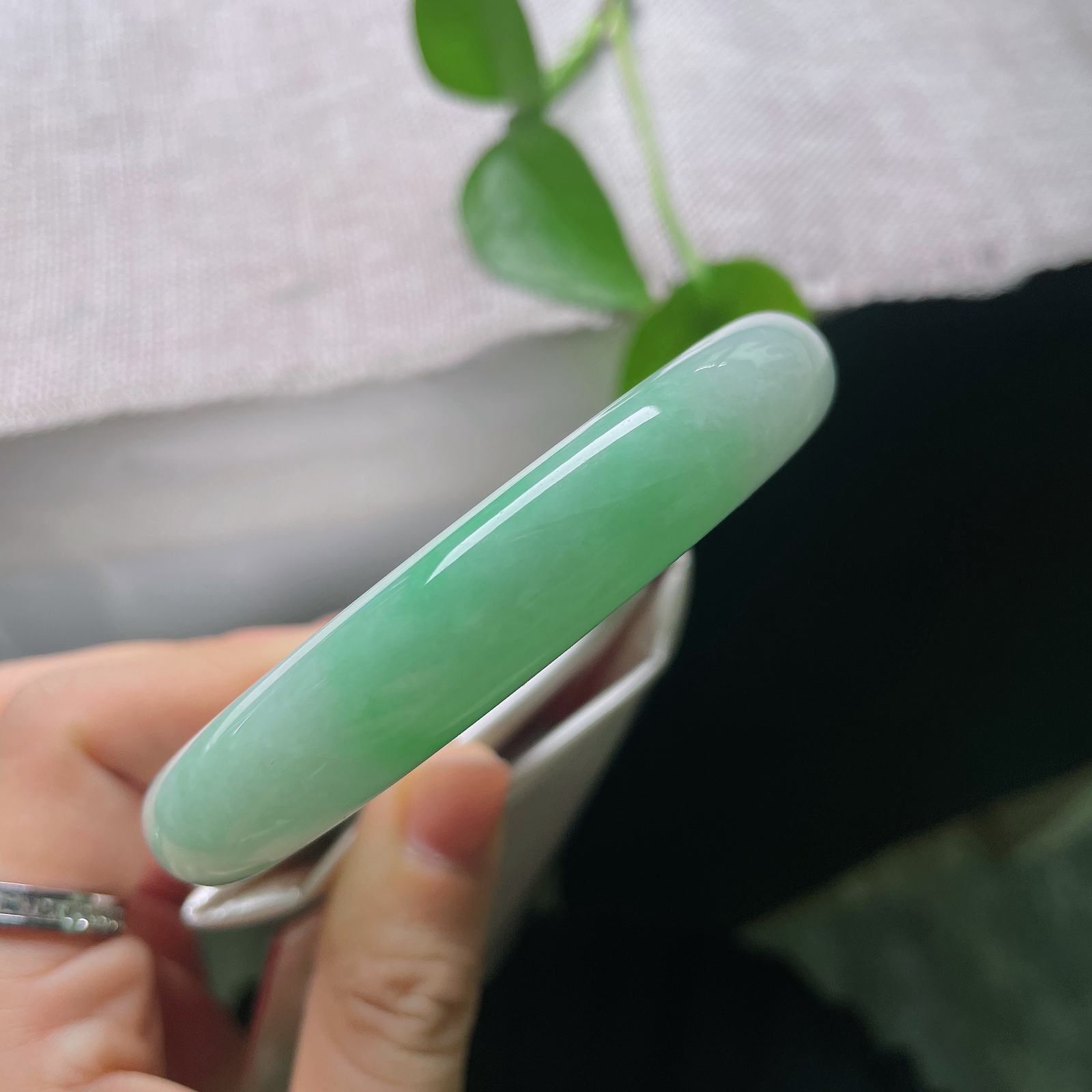 #限时特惠#56/12.1，飘绿圆条，一点皮纹，翠色错落分布，种水温润，复古器型，佩戴衬得手腕柔和雅致。 ss56690a