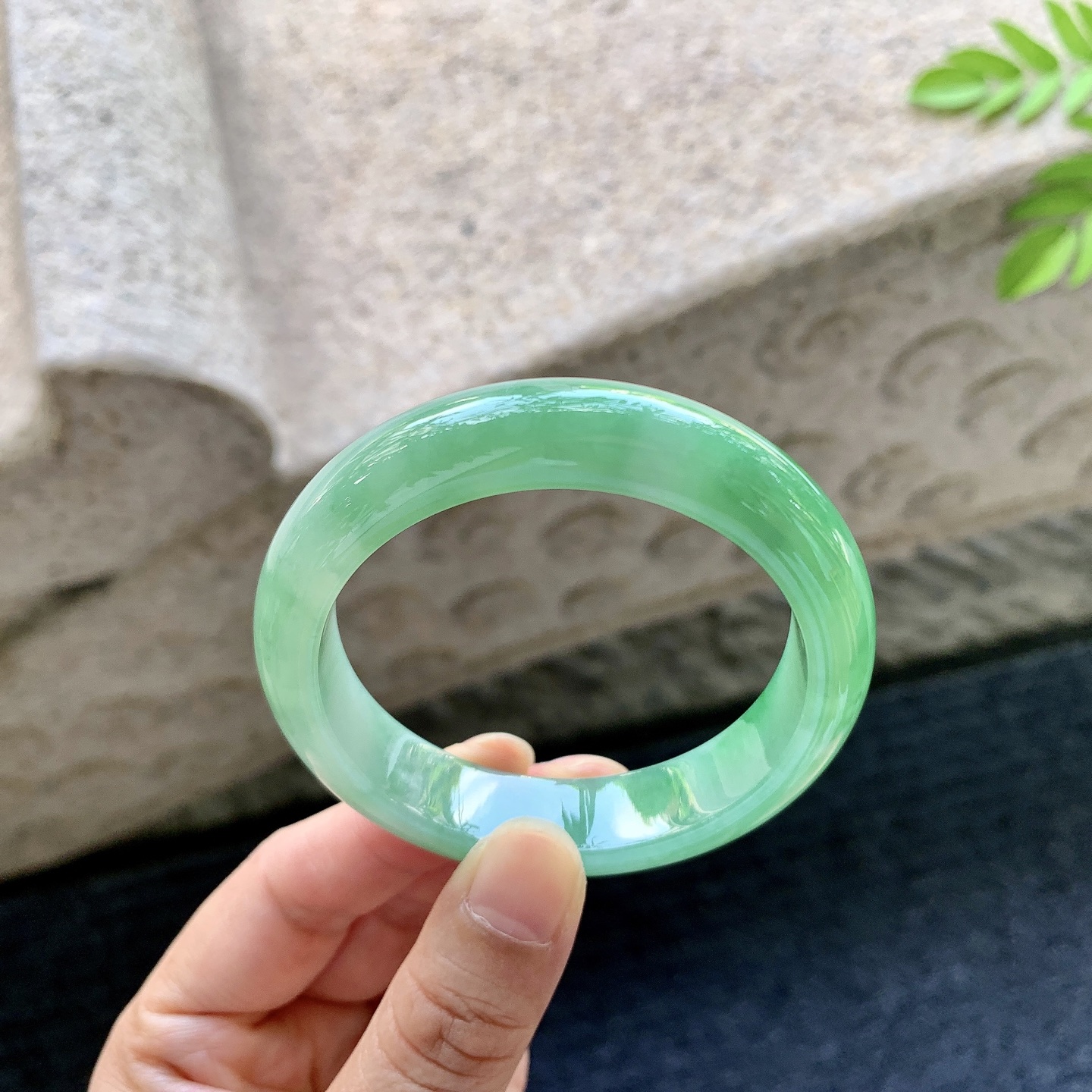 正圈50 51，圈口51.3/12.4/8，编码A1072972，描述辣绿，水润，种老，细腻，无裂。