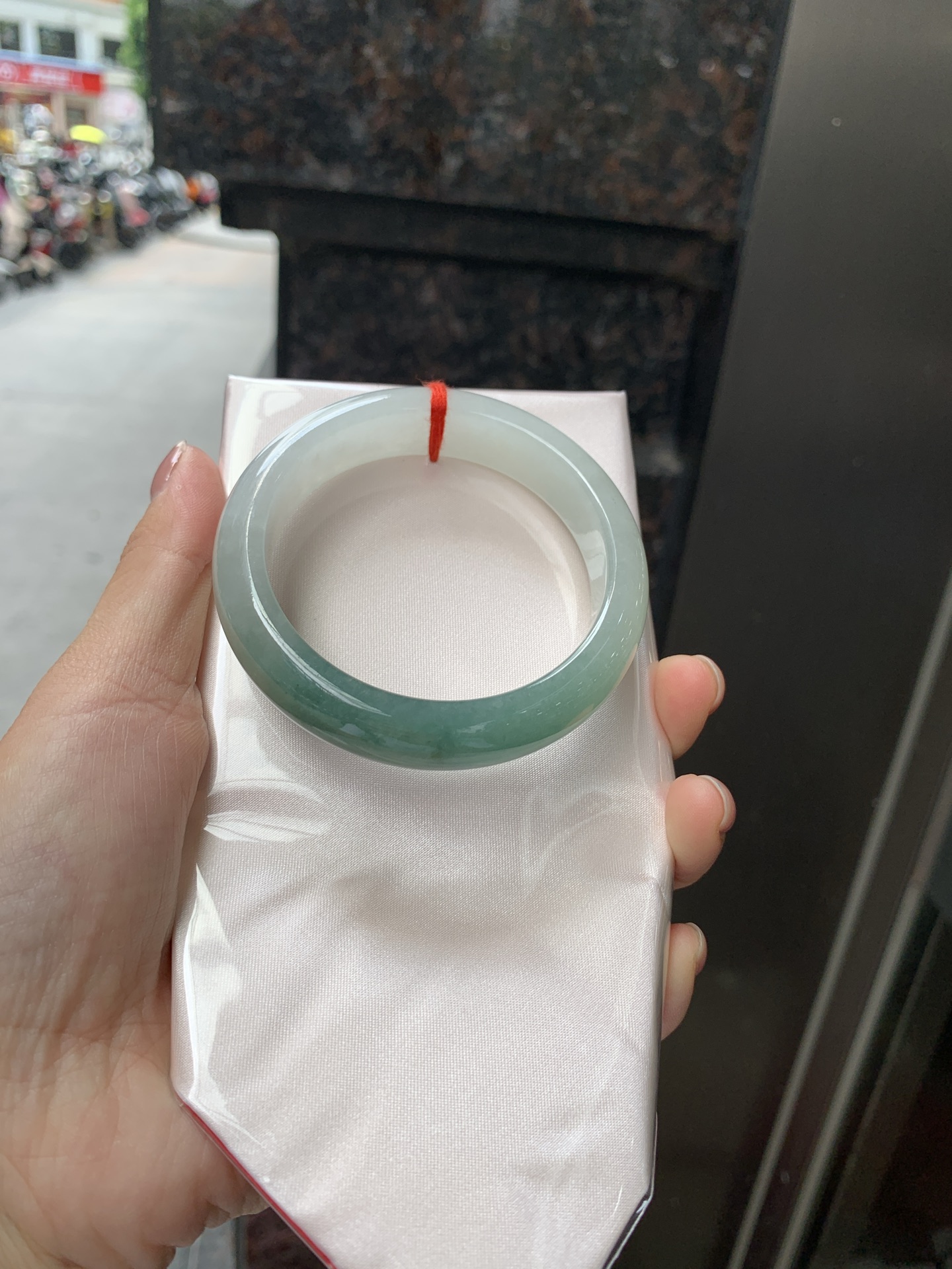 半山水正圈，54.5-13.5-8.2，0806-H277-71，无裂，底妆冰润细腻，半山半水天然意境，上手不挑皮，自带清冷感，低调不张扬，越看越有味道