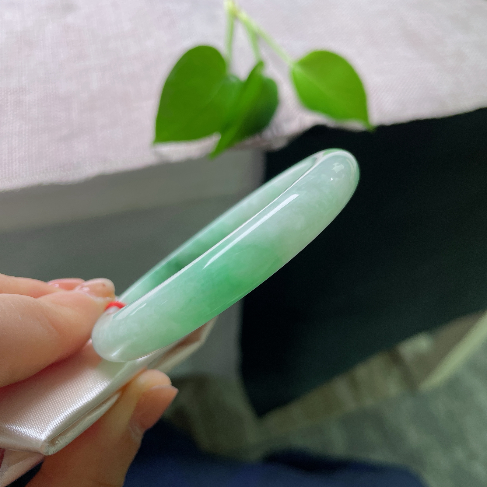 55.2/9.9/8.2，飘花正圈，皮纹，底色清甜柔和，一侧晕开一抹鲜亮阳绿，底端浓黑的飘花沉静内敛，三处色彩相互映衬，上手灵动秀气ss56973a