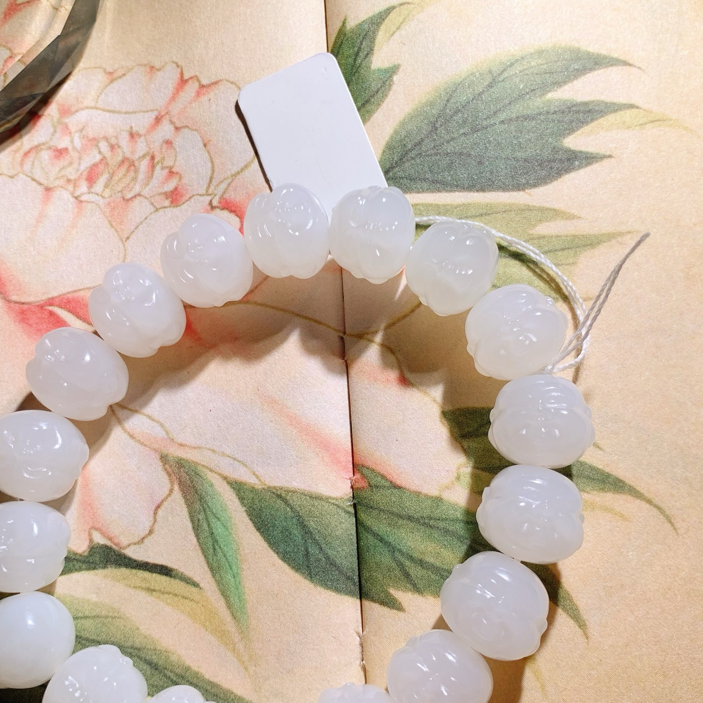 新疆和田玉羊脂白玉佛头手串 且末糖手串 单颗尺寸11/12重48克。玉质细腻油润。手推出油。品相大气