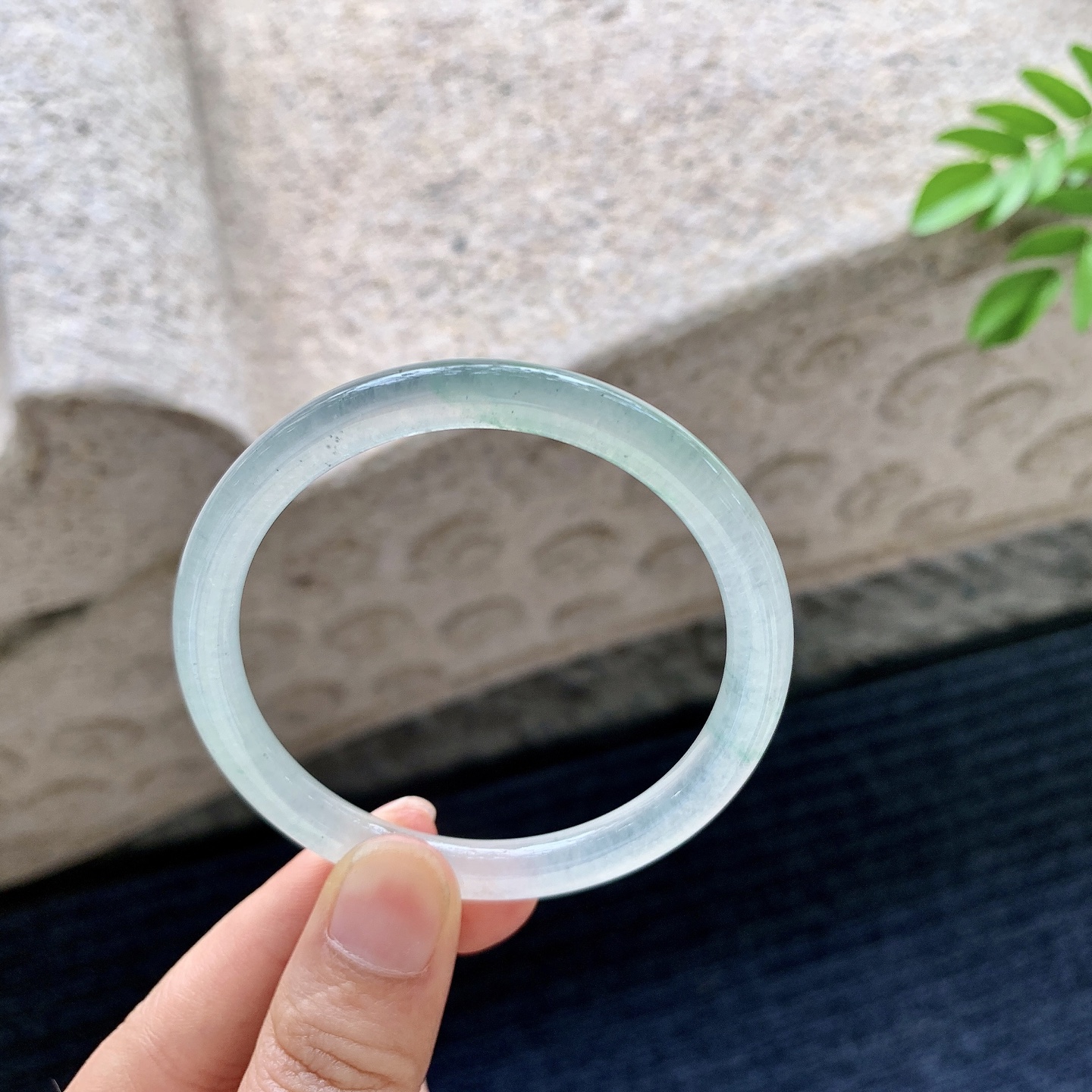 圆条52 53，圈口53.2/6.2/6.8，编码B2080501，冰飘绿，清透，水润，种老，细腻，无裂。