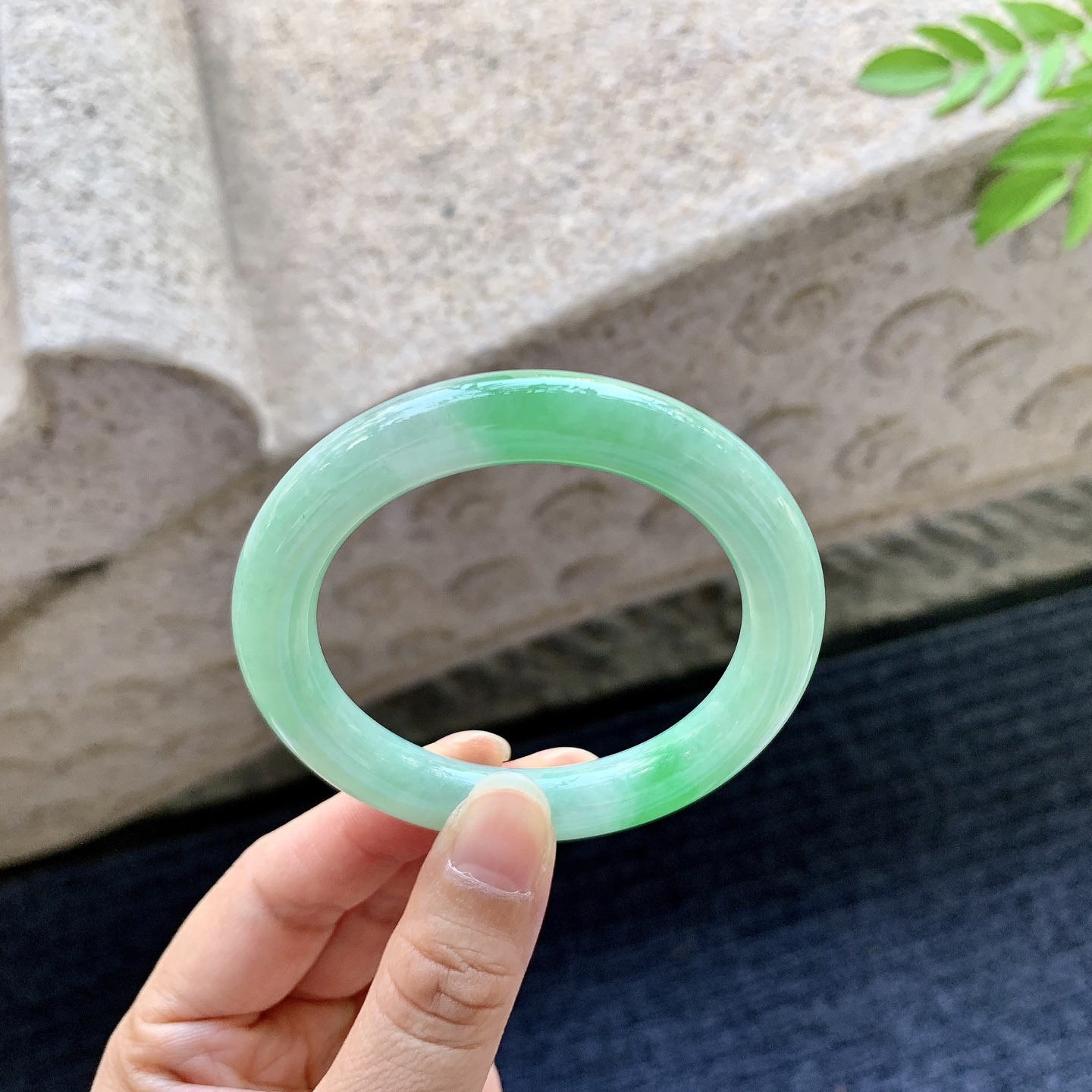 圆条50 51，圈口51.3/9.1/9.1，编码WW080735，糯冰飘绿，水润，种老，细腻，打灯有棉线