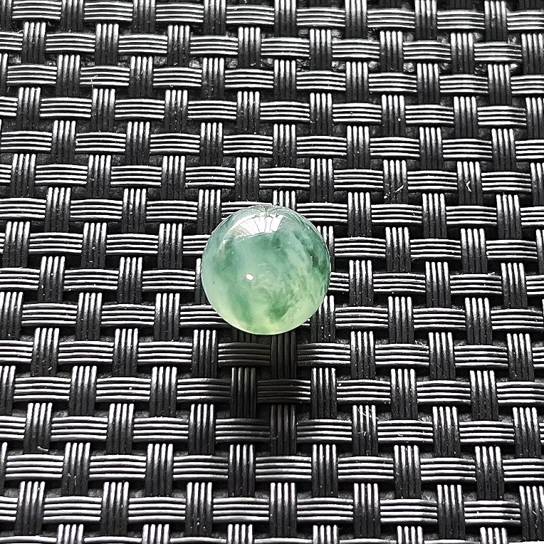 缅甸天然翡翠A货，卡13冰种飘花圆珠单珠一颗，多样性发其一，尺寸：13mm/1颗，重量：约3.95g