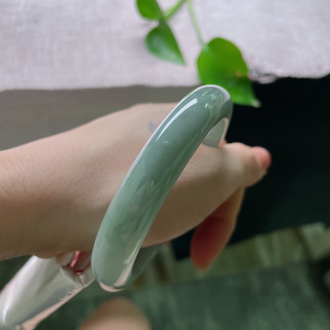 蓝底正圈，无裂，冰润蓝水正装平安镯，通体匀净灰蓝调，玉质细腻水润，镯型厚实端正，上手沉稳雅致。ss52149a