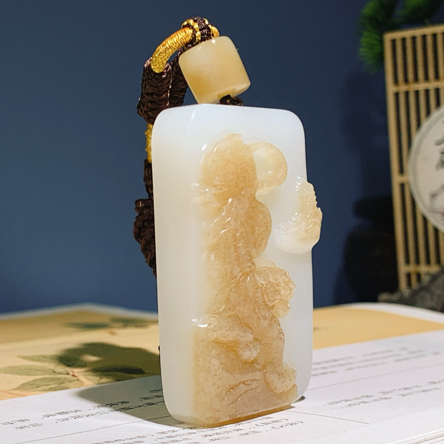 新疆和田玉且末糖虎虎生威老虎挂件。尺寸55/34/14重66克 玉质细腻油润。手推出油。佩戴高端典雅