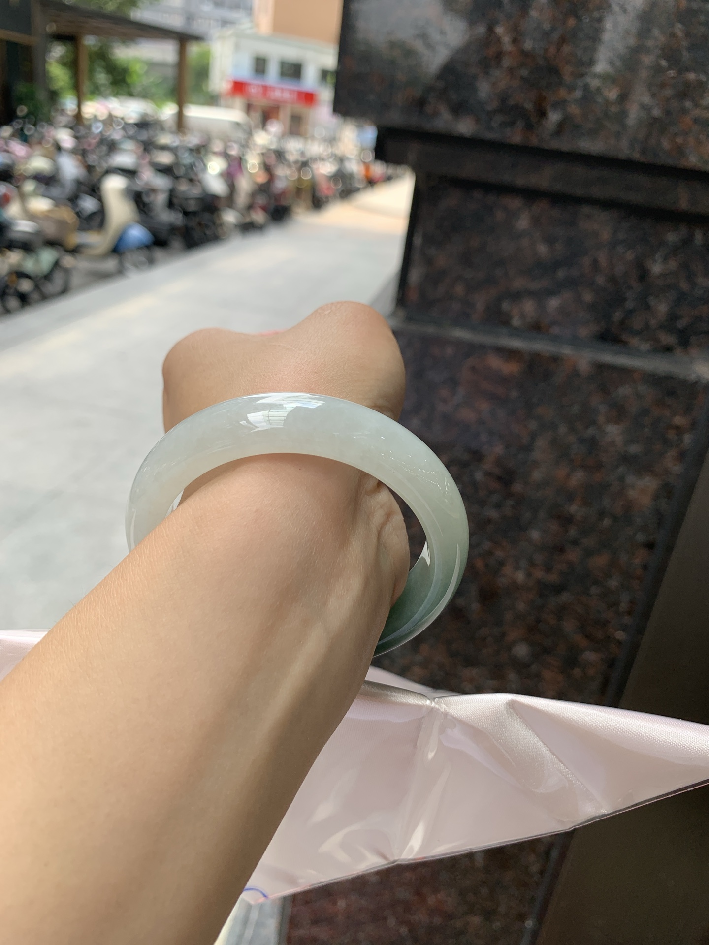 半山水正圈，54.5-13.5-8.2，0806-H277-71，无裂，底妆冰润细腻，半山半水天然意境，上手不挑皮，自带清冷感，低调不张扬，越看越有味道