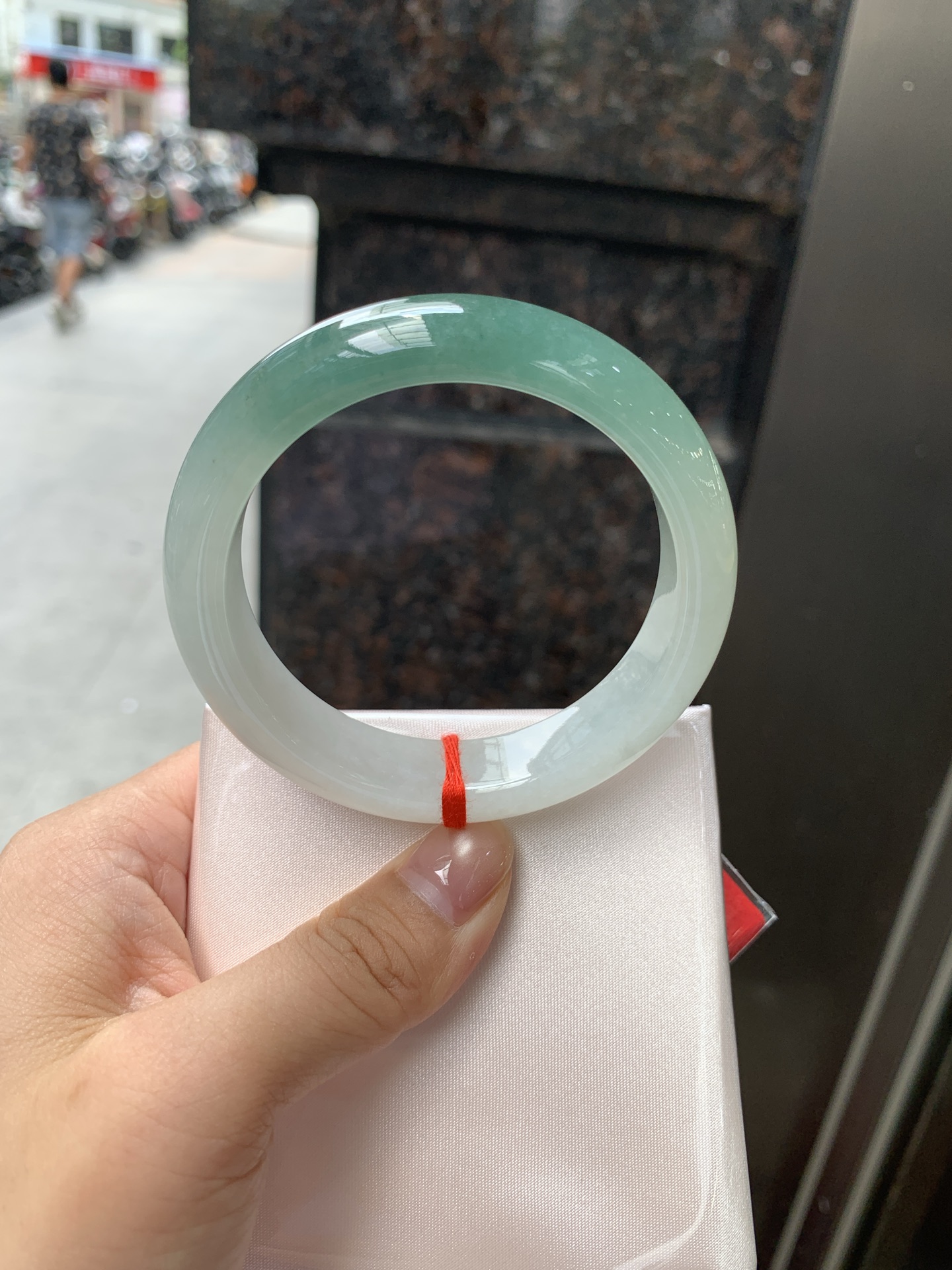半山水正圈，54.5-13.5-8.2，0806-H277-71，无裂，底妆冰润细腻，半山半水天然意境，上手不挑皮，自带清冷感，低调不张扬，越看越有味道
