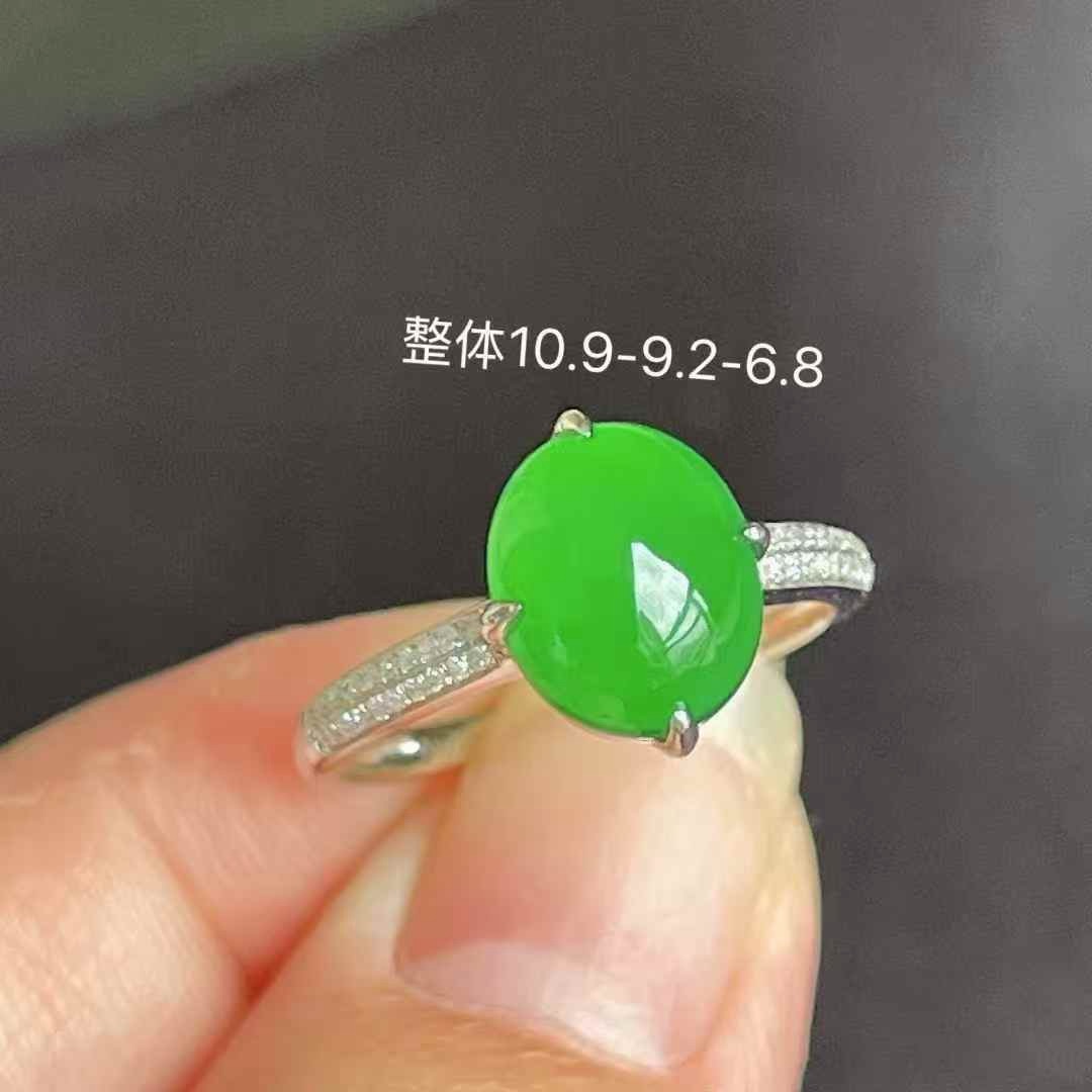 ️ 满色辣绿蛋面戒指 细腻水润 翠色浓郁 无裂，10.9-9.2-6.8