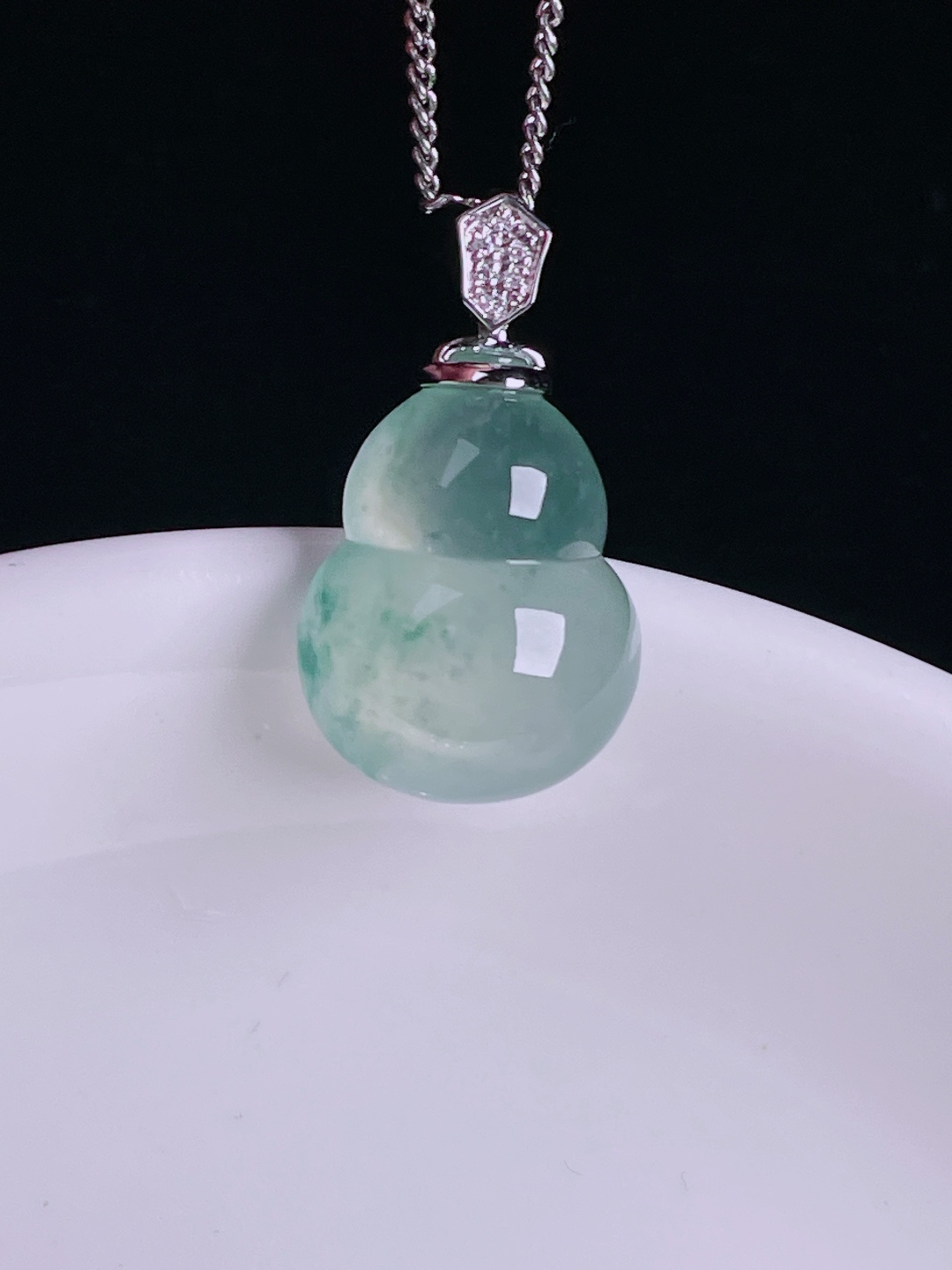 ️高冰葫芦，老种起光，细底通透，尺寸：22.8裸石17.5/13/7.4mm0806