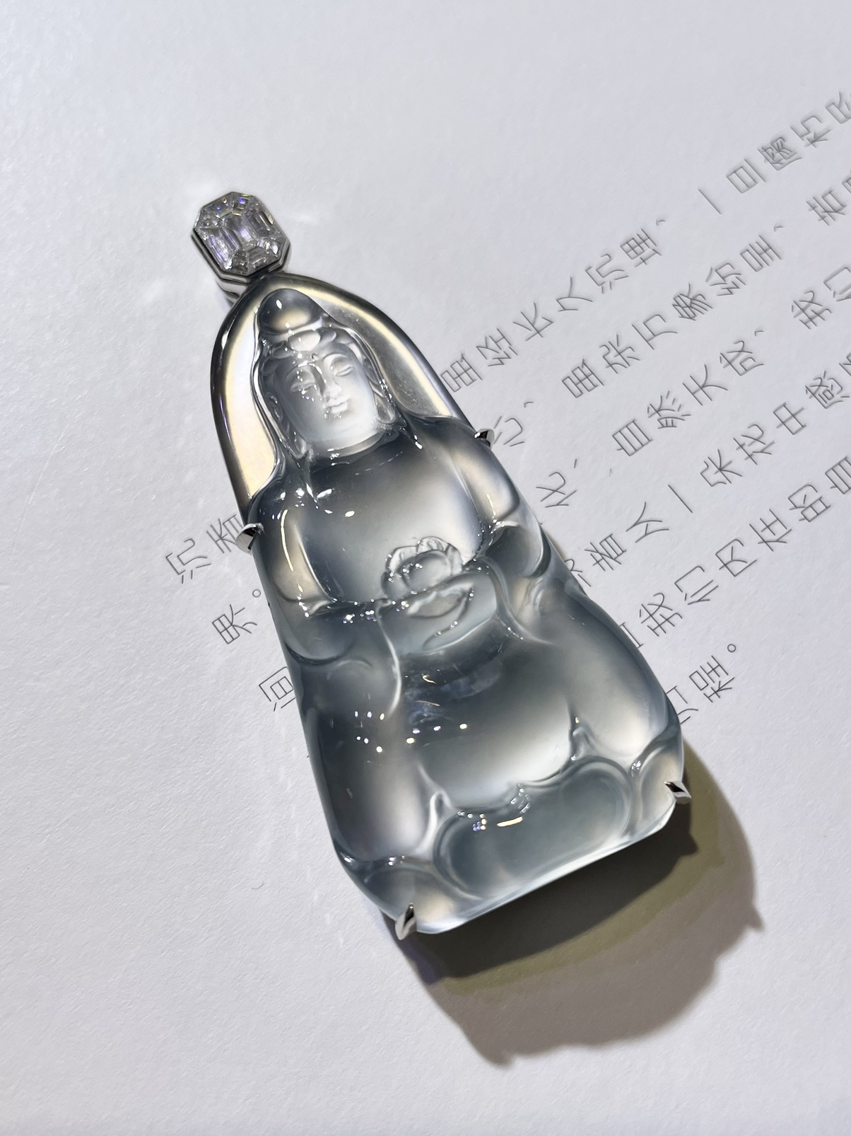 【玻璃种素衣观音】质地细腻，通透度上佳，冰感十足，适合佩戴，18k金钻镶嵌，裸石尺寸45*22.5*6毫米