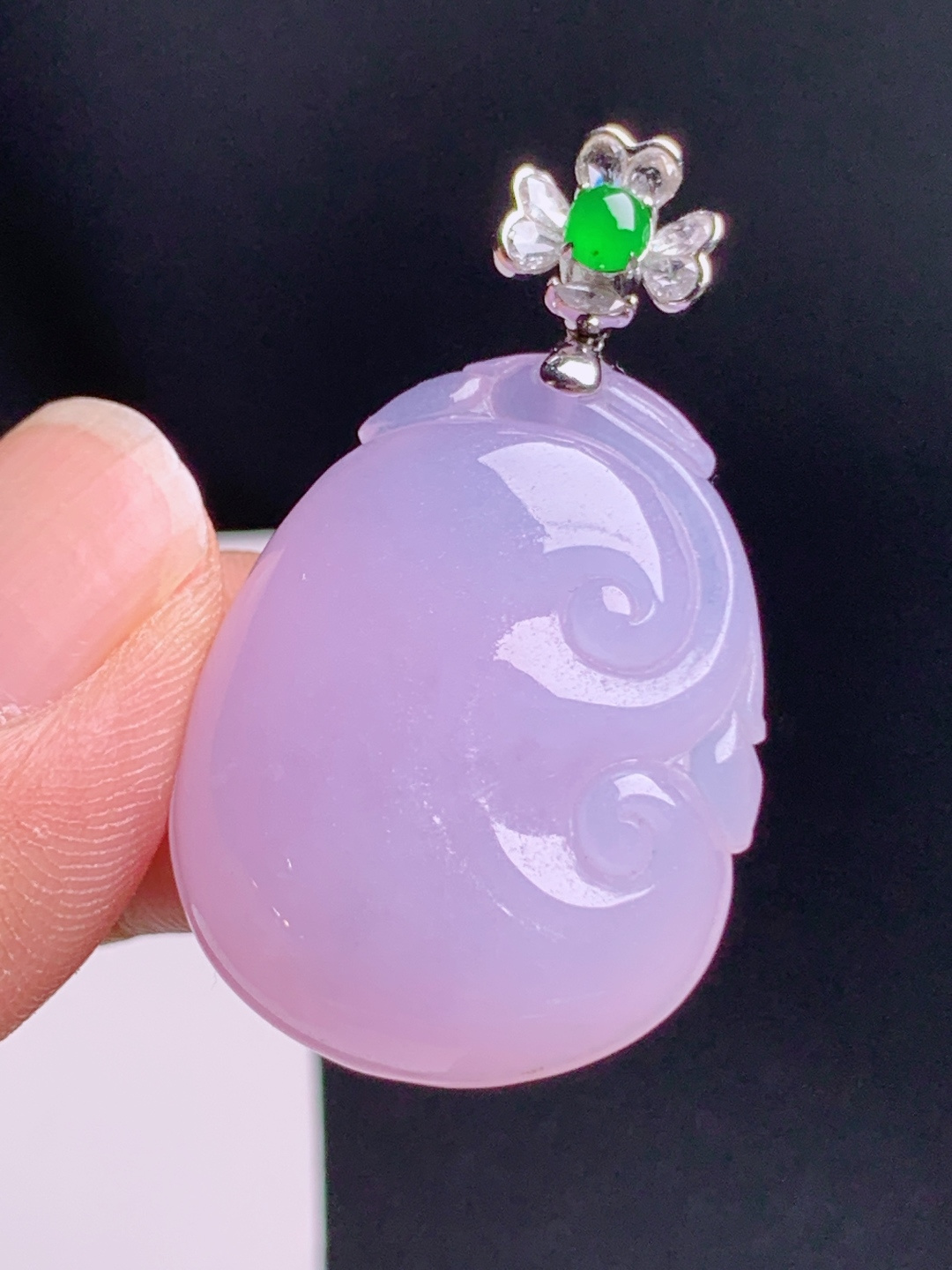 冰粉紫如意吊坠，粉紫柔和，钻扣点缀，温婉称心。裸石29.1-22.8-7.539，420803