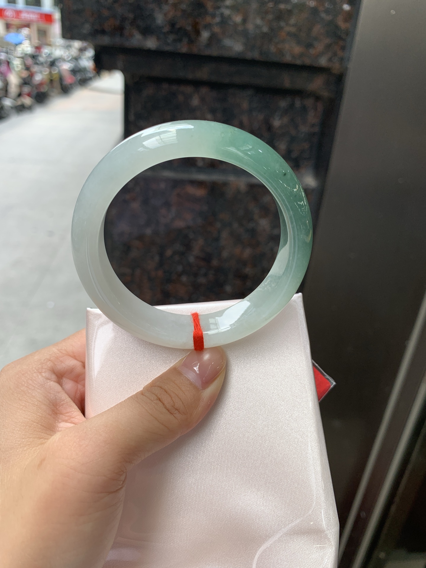 半山水正圈，54.5-13.5-8.2，0806-H277-71，无裂，底妆冰润细腻，半山半水天然意境，上手不挑皮，自带清冷感，低调不张扬，越看越有味道