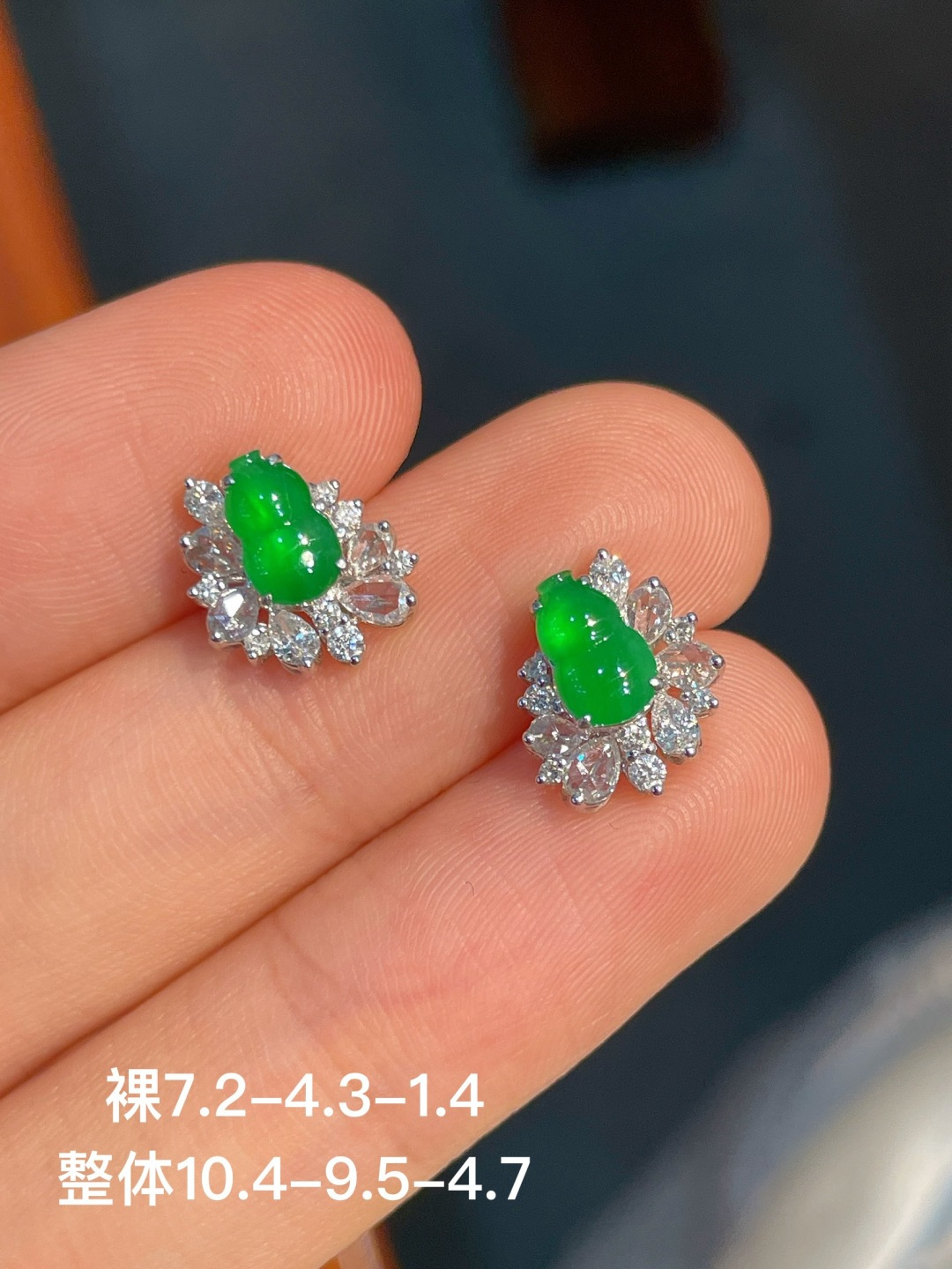 ️阳绿葫芦耳钉，无裂，18k金镶嵌，不议，10.4-9.5-4.7