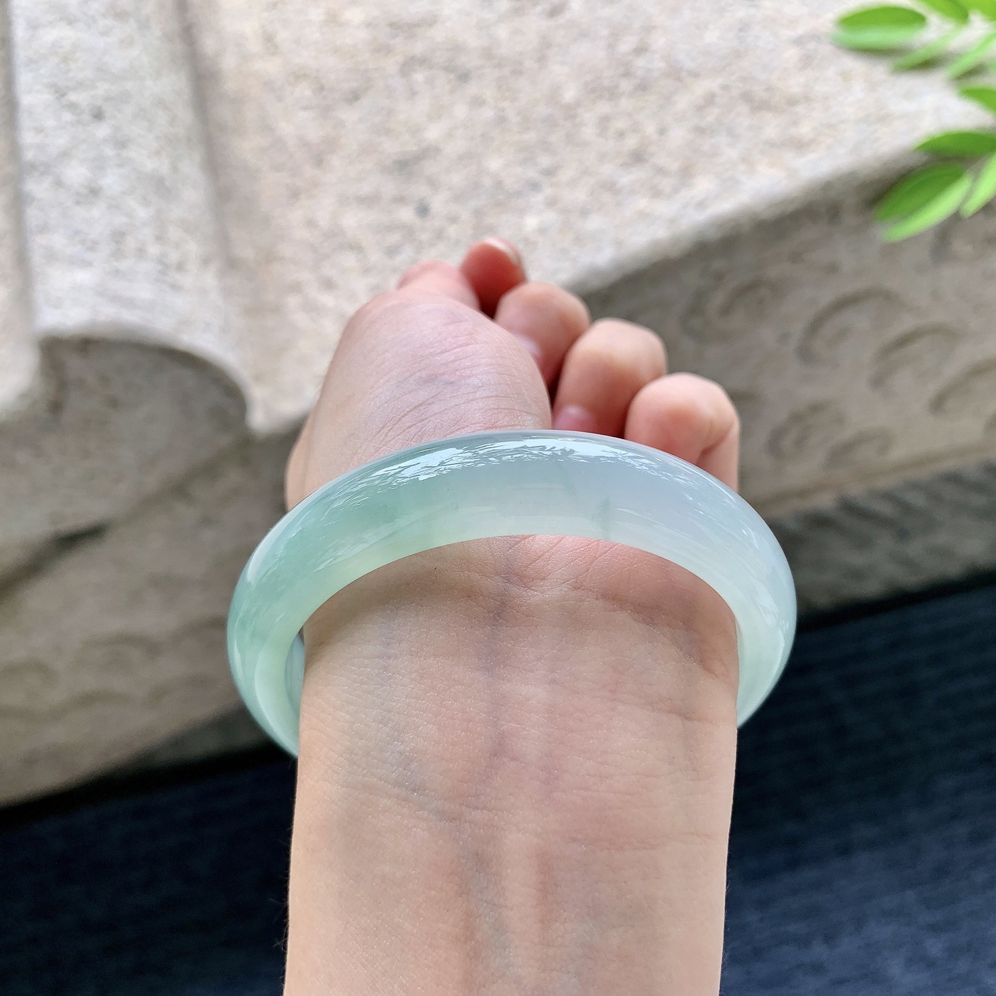 正圈56 57，圈口57/12.8/7.7，编码Q5080619，糯冰晴绿，水润，种老，细腻，无裂。