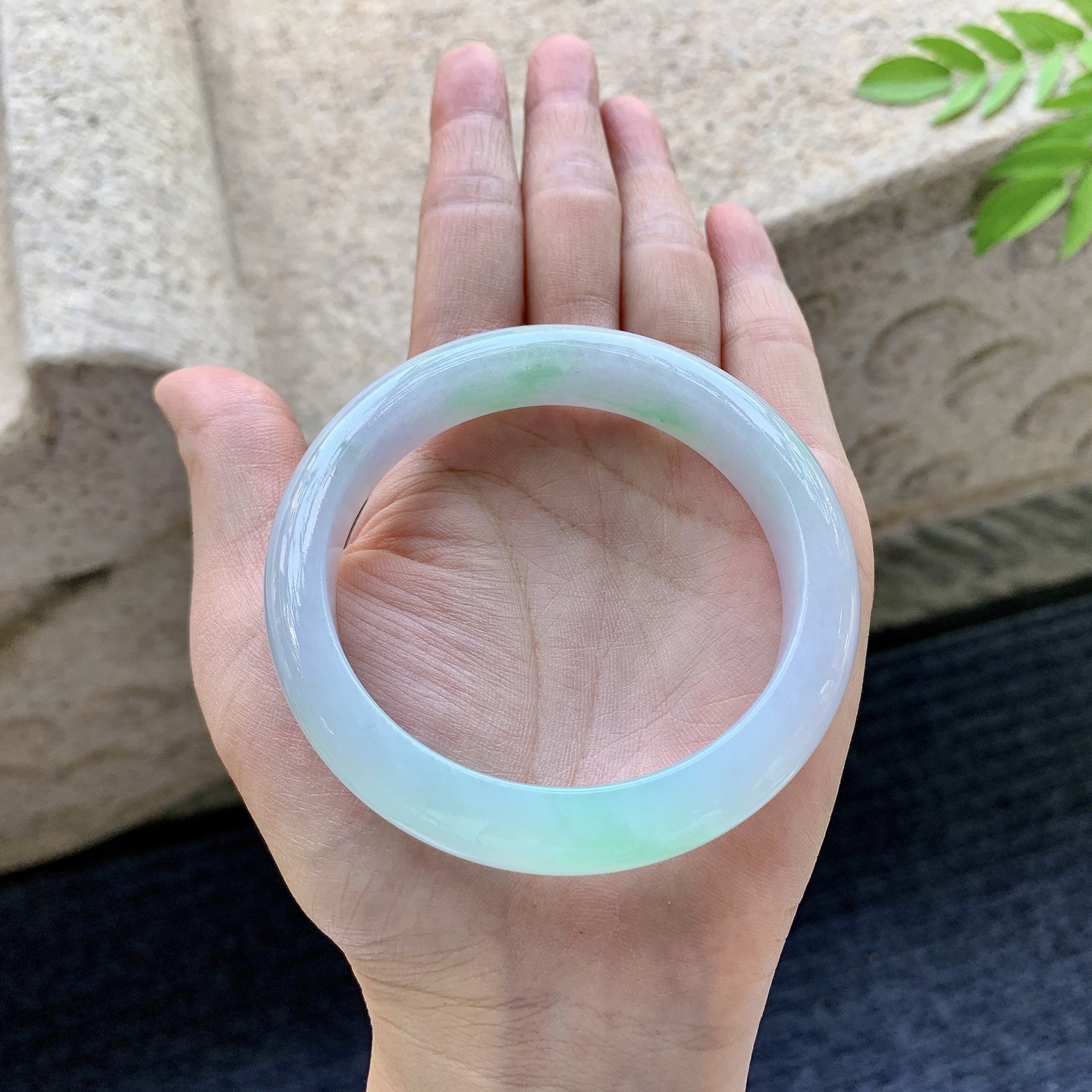 正圈56 57，圈口56.8/11.6/8.3，编码AD080729，糯冰椿彩，水润，种老，细腻，打灯有纹线。
