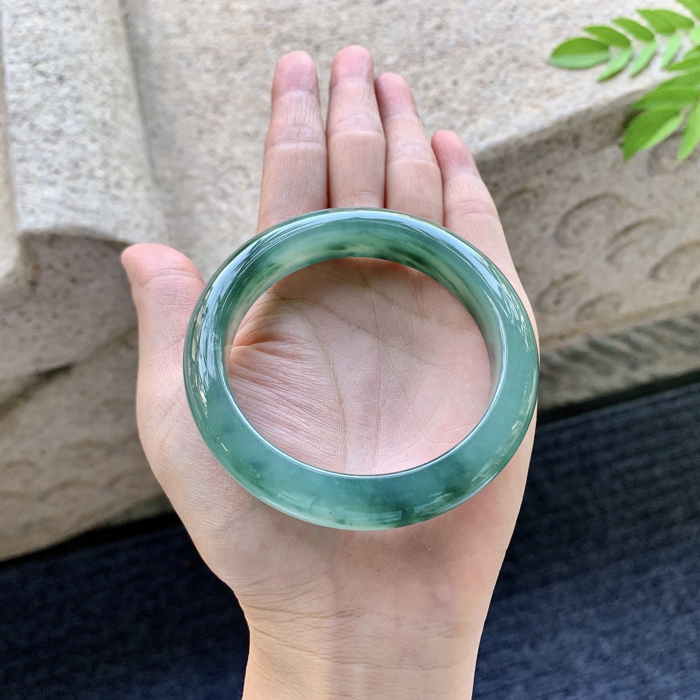 正圈55 56，圈口56.2/11.7/8.7，编码WW080738，糯冰飘花，水润，种老，细腻，无裂。