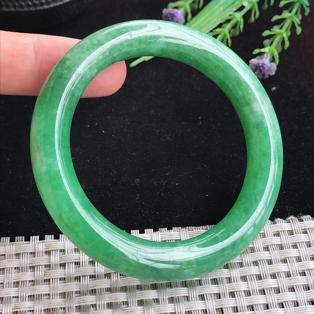 实拍A货翡翠53/10.5/10老坑精美满绿阳绿圆条手镯平安镯百搭