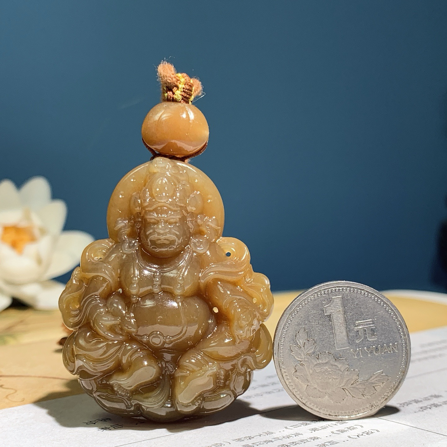 新疆和田玉且末糖黄财神挂件。尺寸49/40/14重37克 玉质细腻油润。手推出油。佩戴高端典雅。lt260807