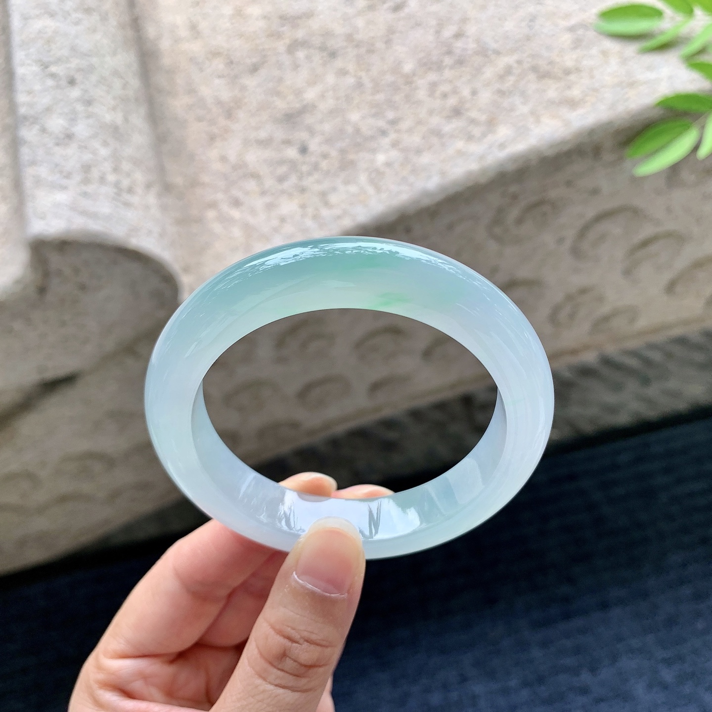 正圈54 55，圈口55/12/8.8，编码GJ080610，描述冰糯飘绿，清透，水润，种老，细腻，打灯有絮线