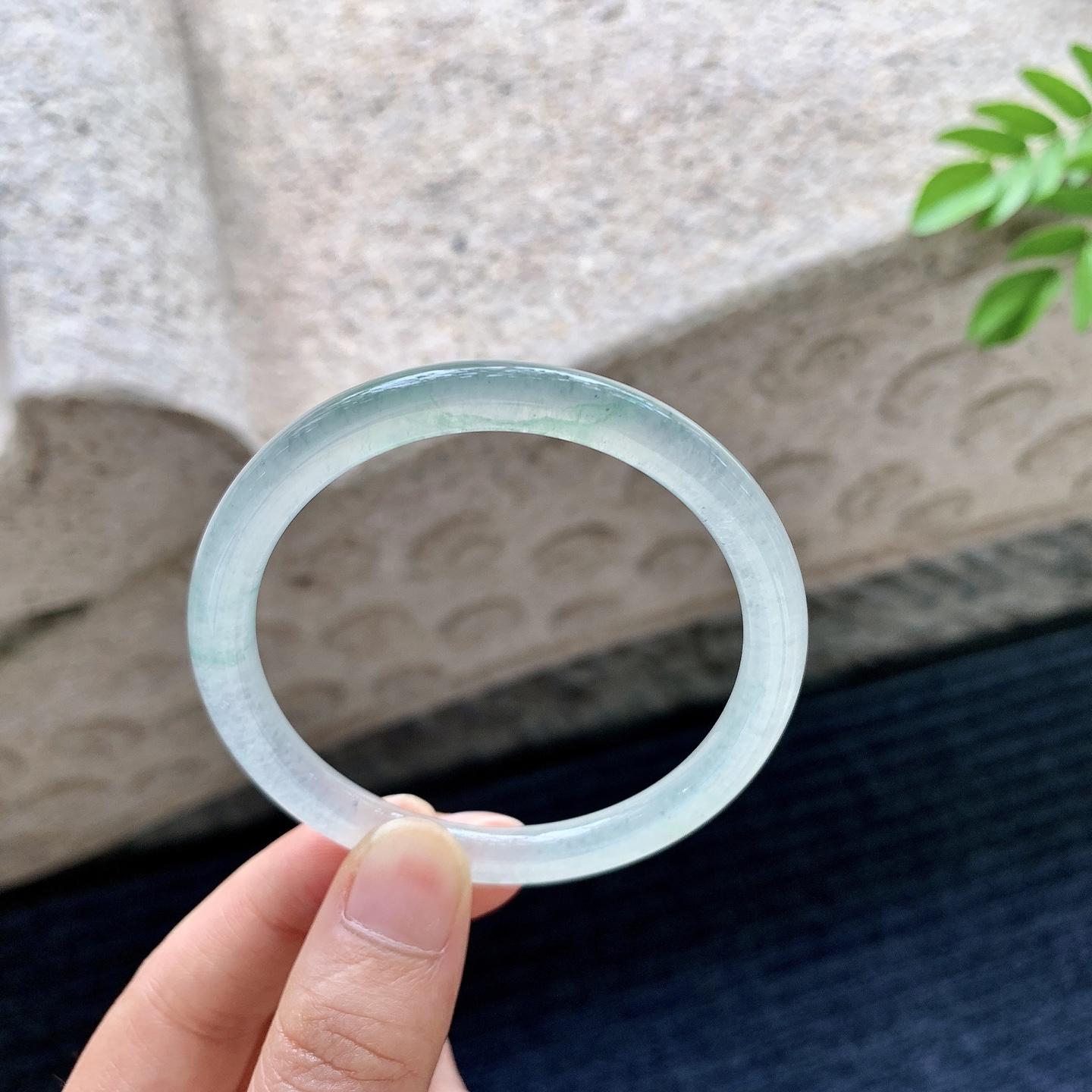 圆条52 53，圈口53.2/6.2/6.8，编码B2080501，冰飘绿，清透，水润，种老，细腻，无裂。