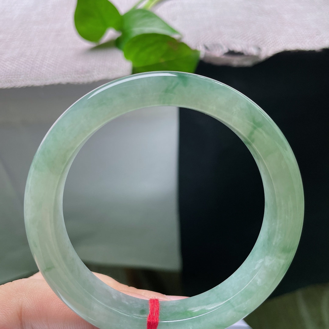 57.7/11.5/9，飘花正圈，底色是清润的湖水浅绿，通透温润，缕缕绿飘花随性萦绕镯身，自带清幽雅