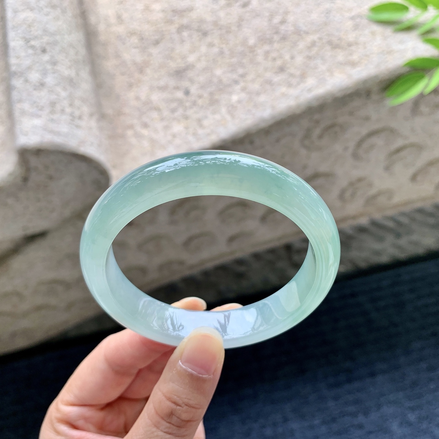正圈56 57，圈口57/12.8/7.7，编码Q5080619，糯冰晴绿，水润，种老，细腻，无裂。