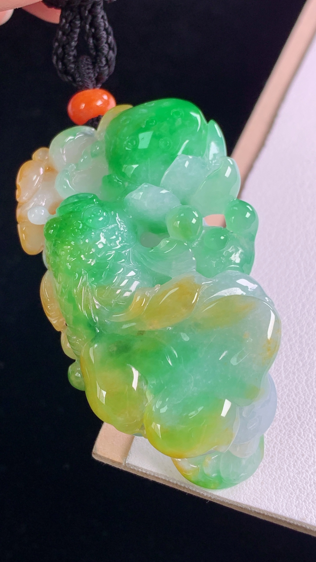三彩莲年有余，色彩斑斓，雕工精湛，无裂，尺寸:60.0-34.4-16.6mm