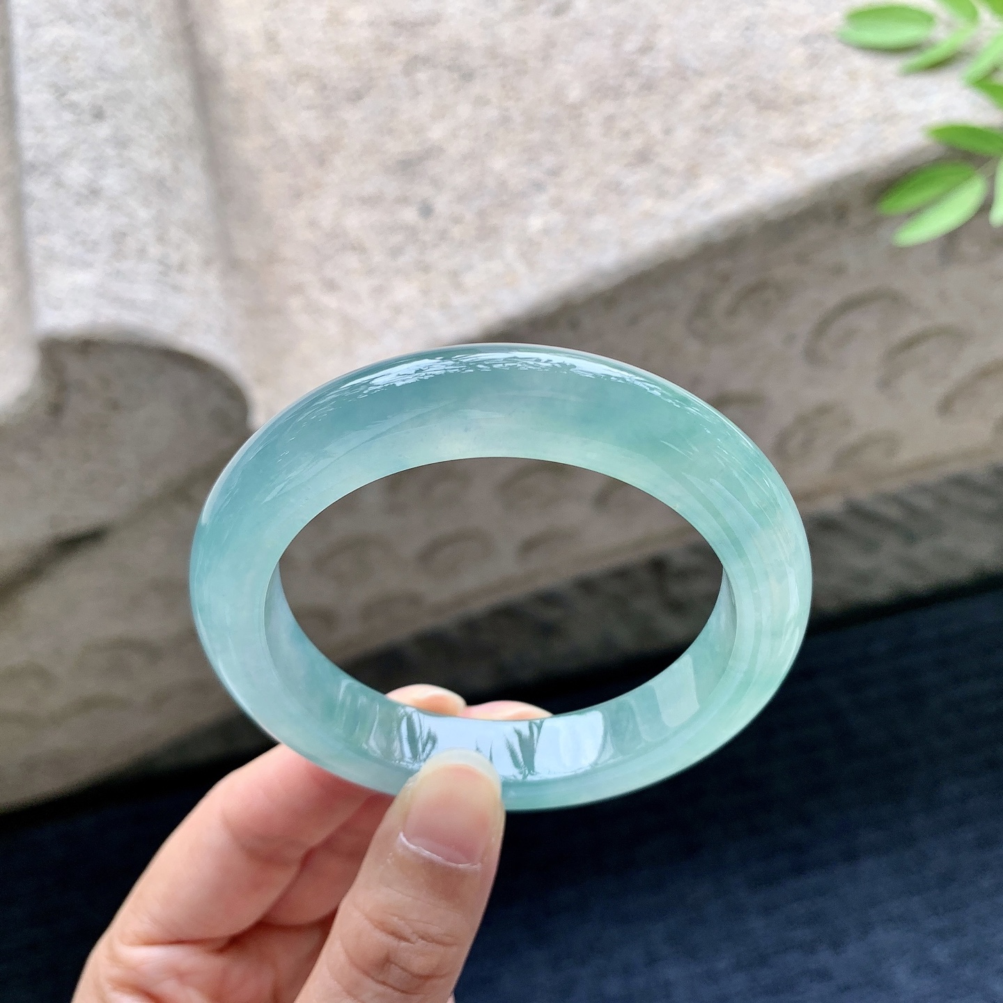 正圈53 54，圈口54.4/11.5/9.4，编码FL080608，冰糯晴蓝飘花，水润，种老，细腻，无裂。
