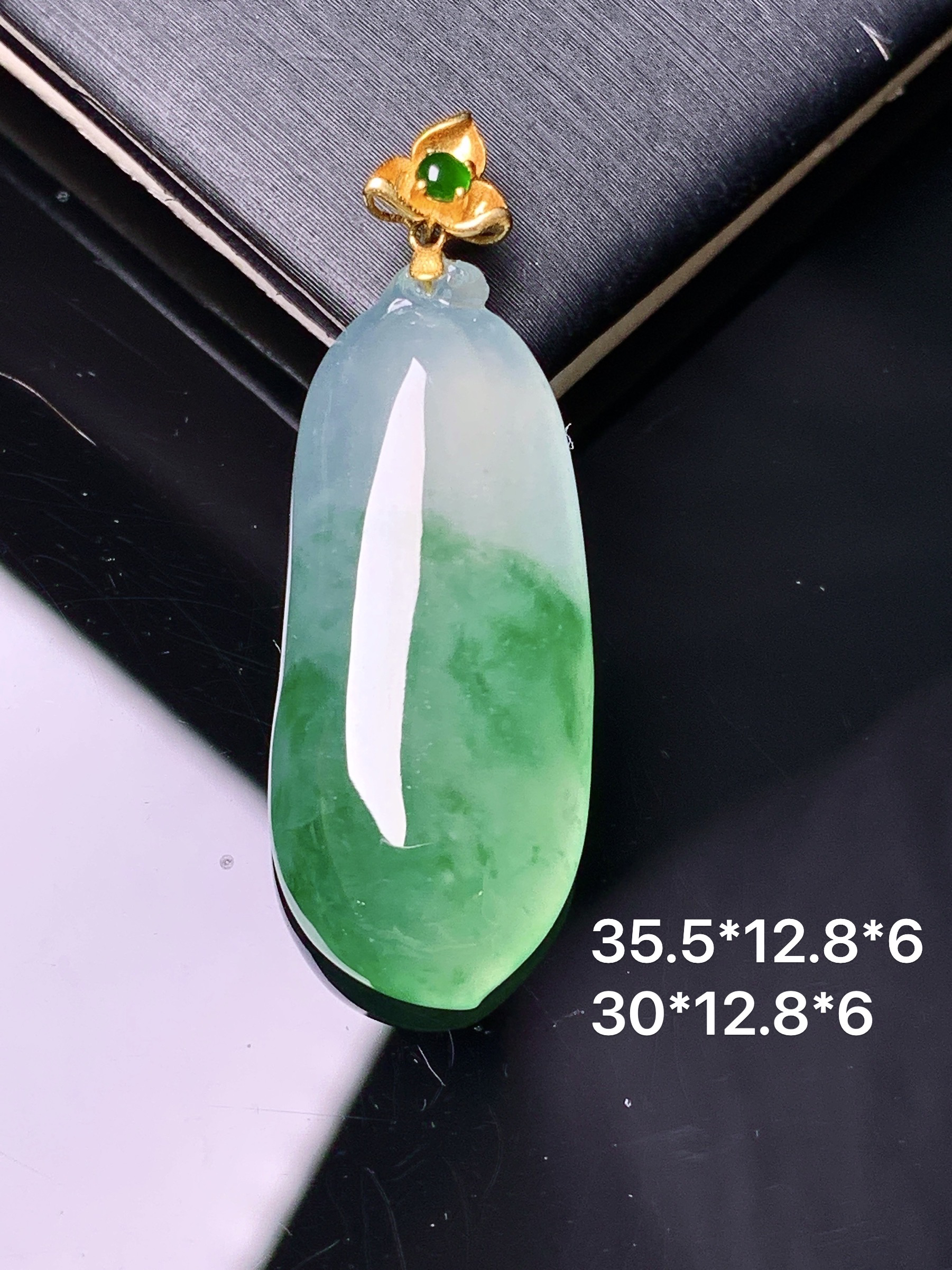 18k金镶嵌飘绿福瓜吊坠 玉质细腻 色泽艳丽清新 水润亮眼 整体尺寸35.5*12.8*6 m1