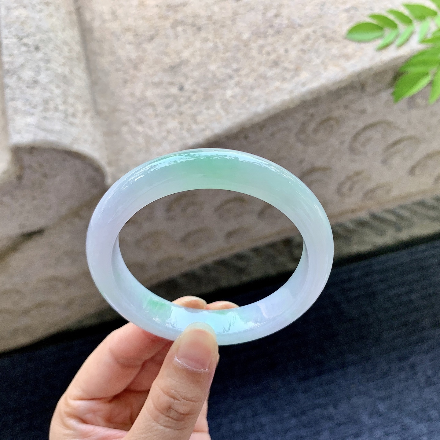 正圈56 57，圈口56.8/11.6/8.3，编码AD080729，糯冰椿彩，水润，种老，细腻，打灯有纹线。