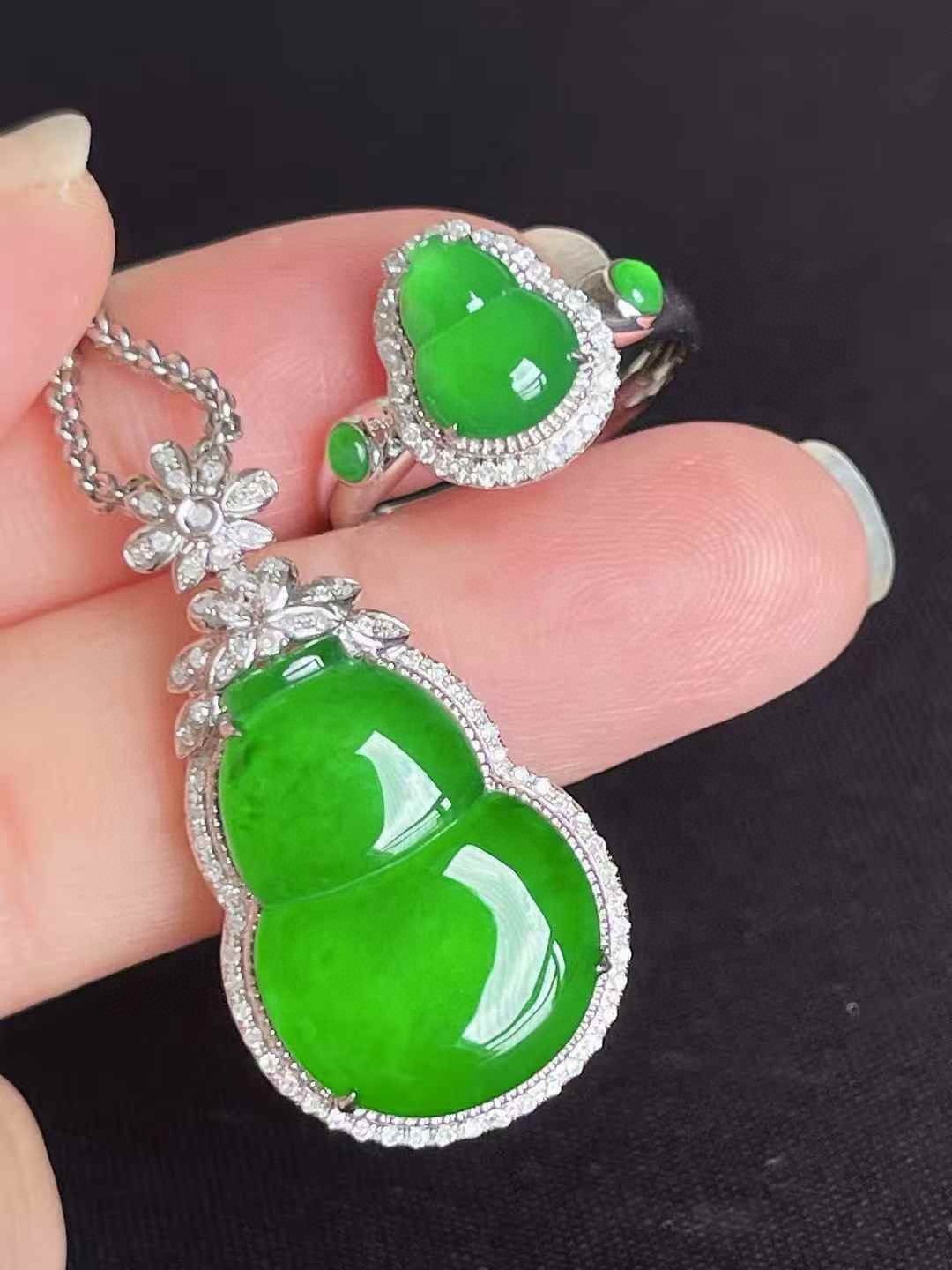 ️ 精美套装[色] 满色辣绿葫芦戒指葫芦吊坠 品质杠杠滴 无裂，一套 9.2-6.9-4.5