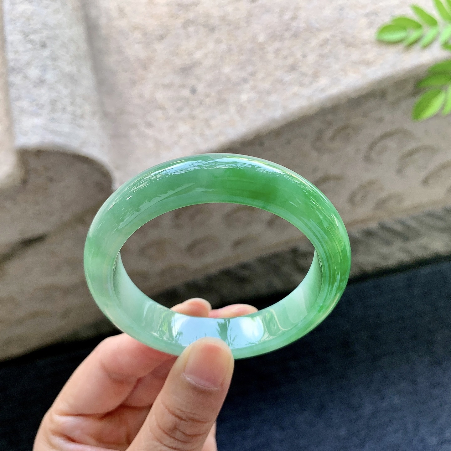 正圈50 51，圈口51.3/12.4/8，编码A1072972，描述辣绿，水润，种老，细腻，无裂。
