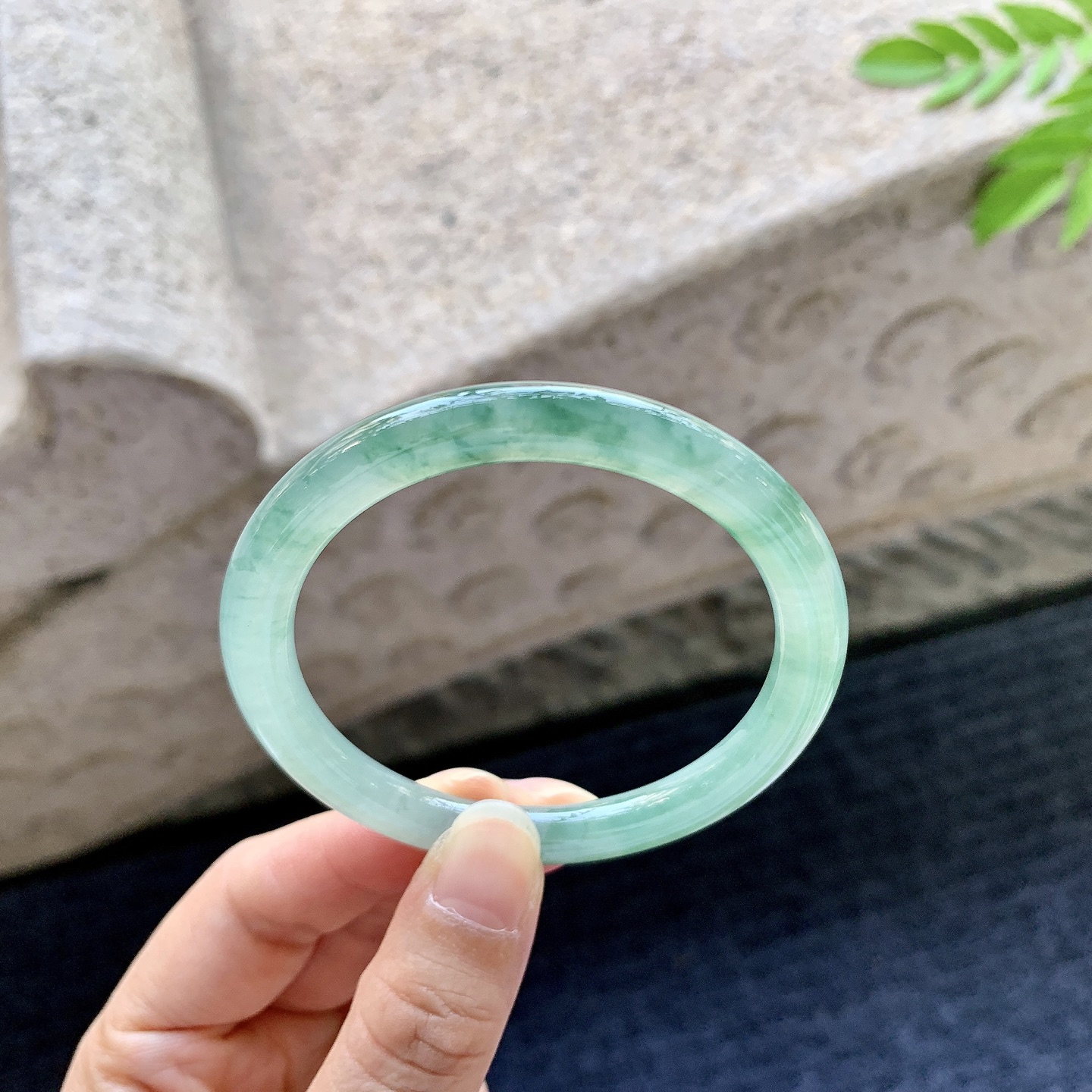 圆条52 53，圈口52.9/6.8/7.5，编码DJ080709，糯冰飘花，水润，种老，细腻，无裂。