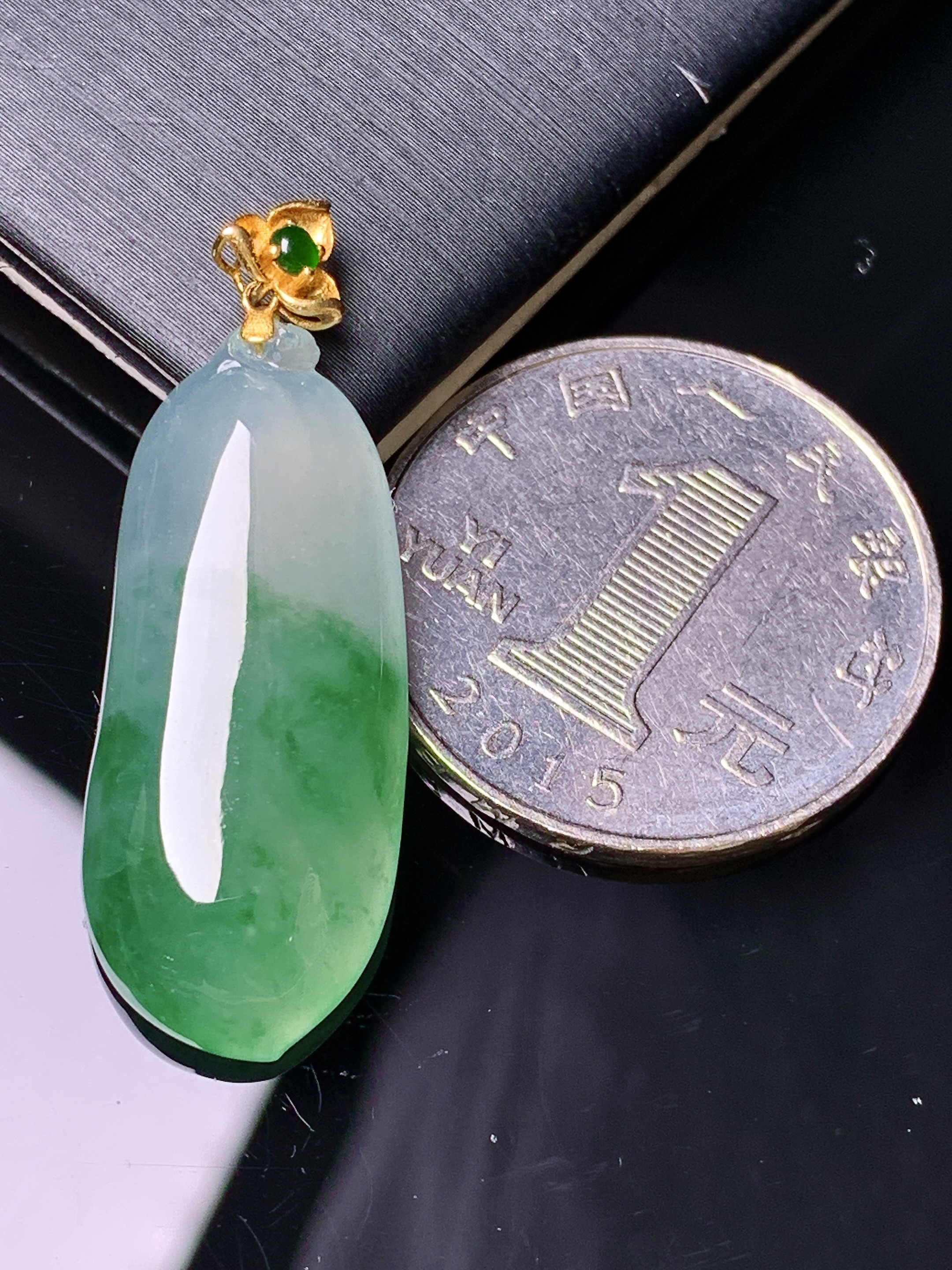 18k金镶嵌飘绿福瓜吊坠 玉质细腻 色泽艳丽清新 水润亮眼 整体尺寸35.5*12.8*6 m1